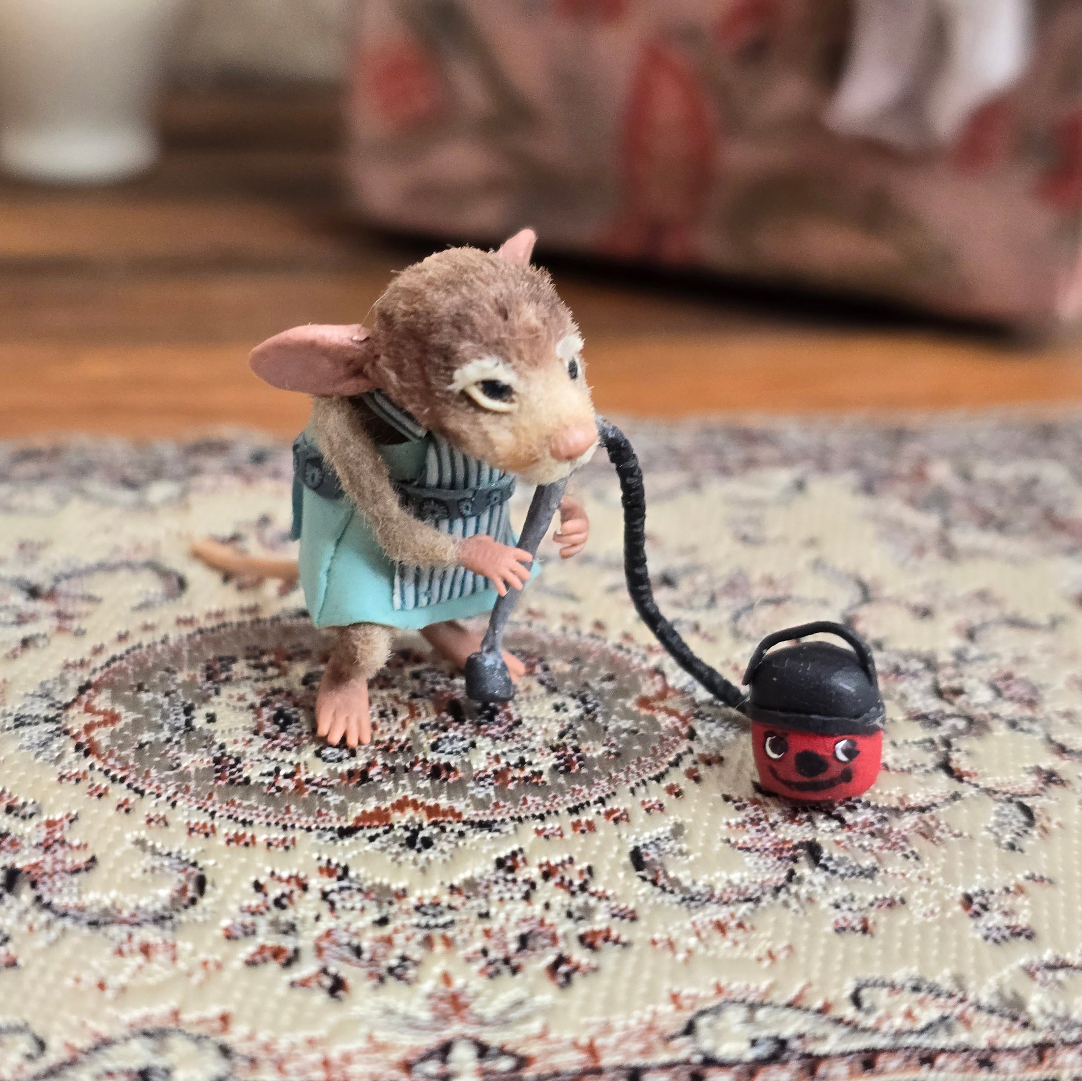 Aleah Klay Housekeeping Mouse with Vacuum OOAK 2012