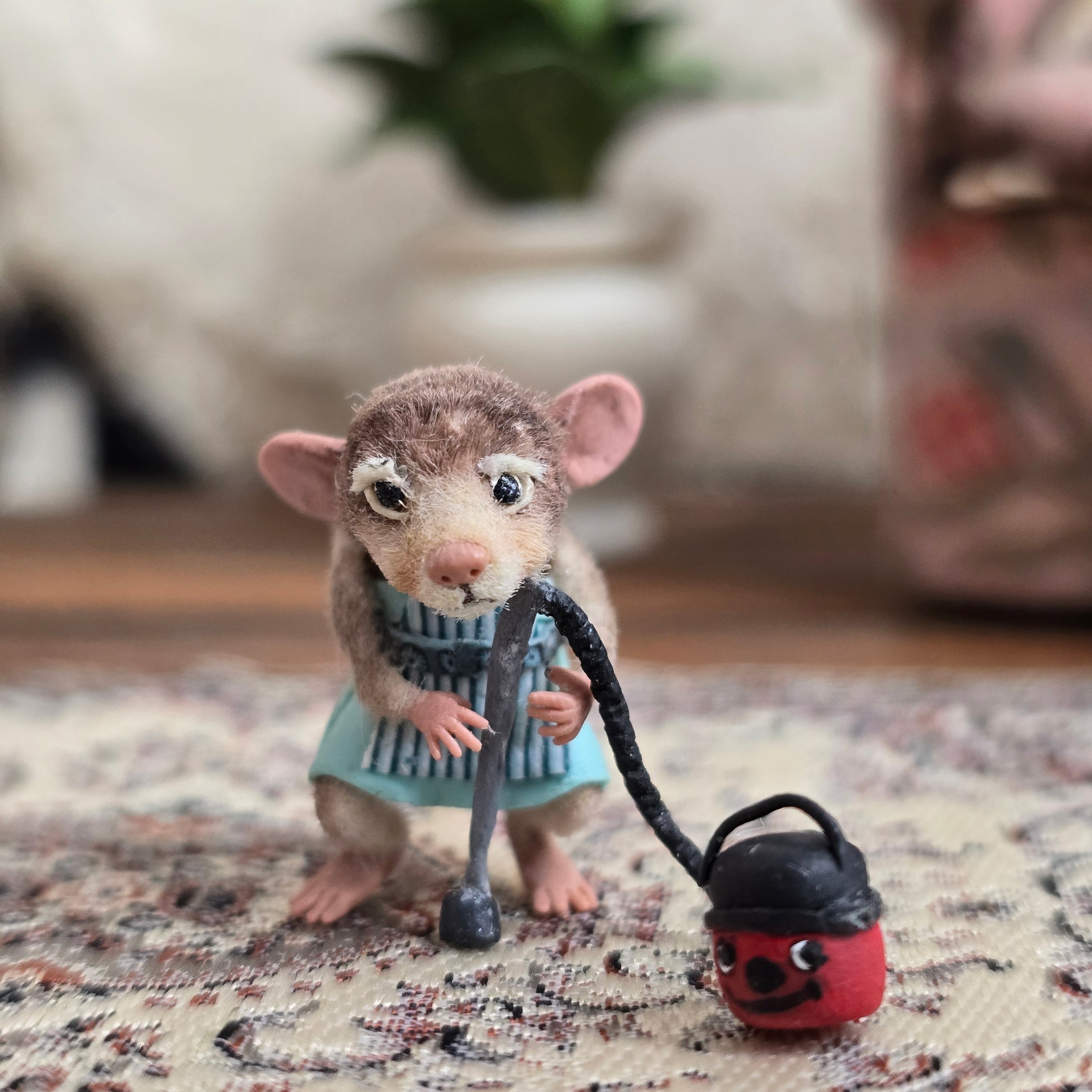 Aleah Klay Housekeeping Mouse with Vacuum OOAK 2012