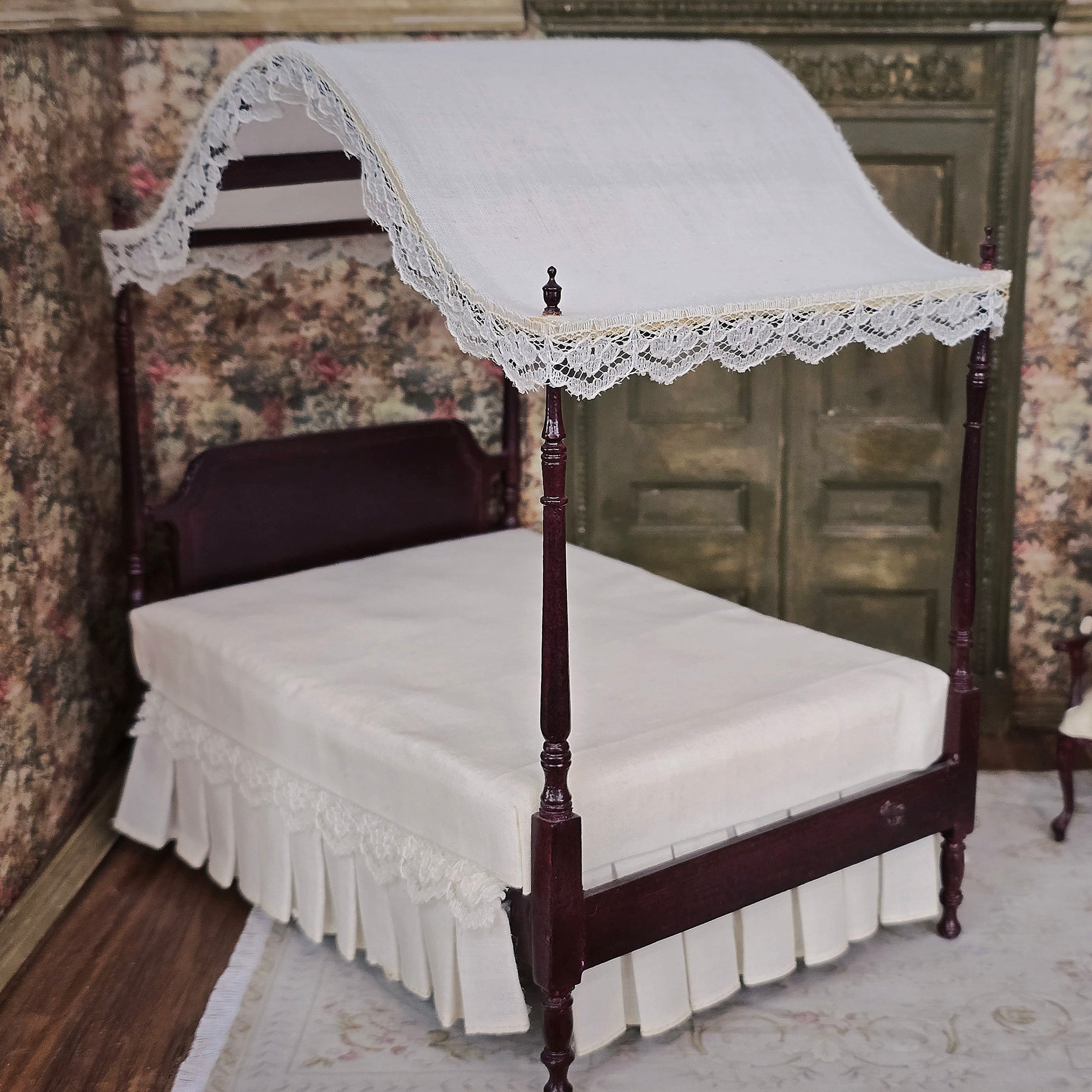 Hepplewhite-Style Mahogany Canopy Bed with Lace Tester