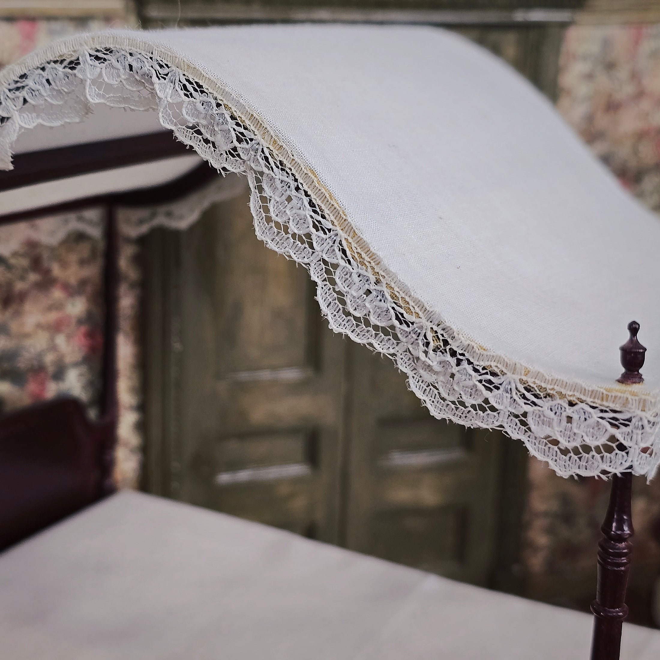 Hepplewhite-Style Mahogany Canopy Bed with Lace Tester