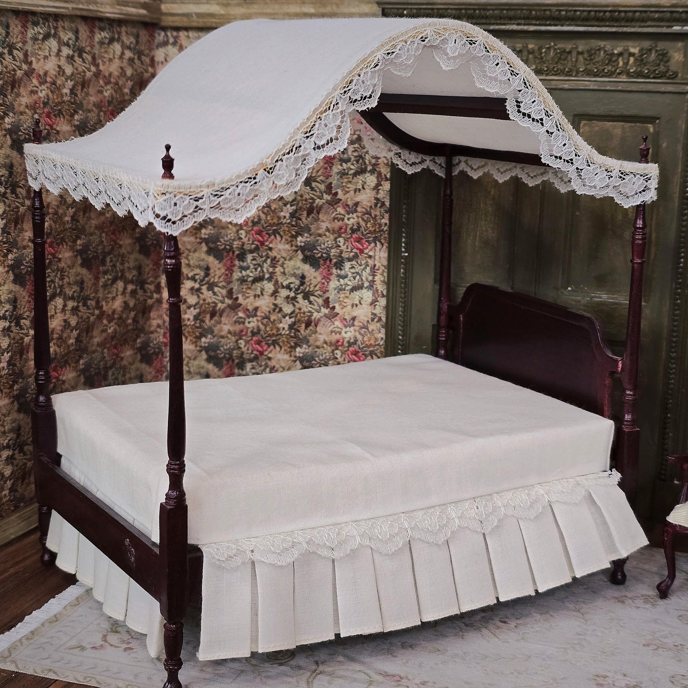 Hepplewhite-Style Mahogany Canopy Bed with Lace Tester