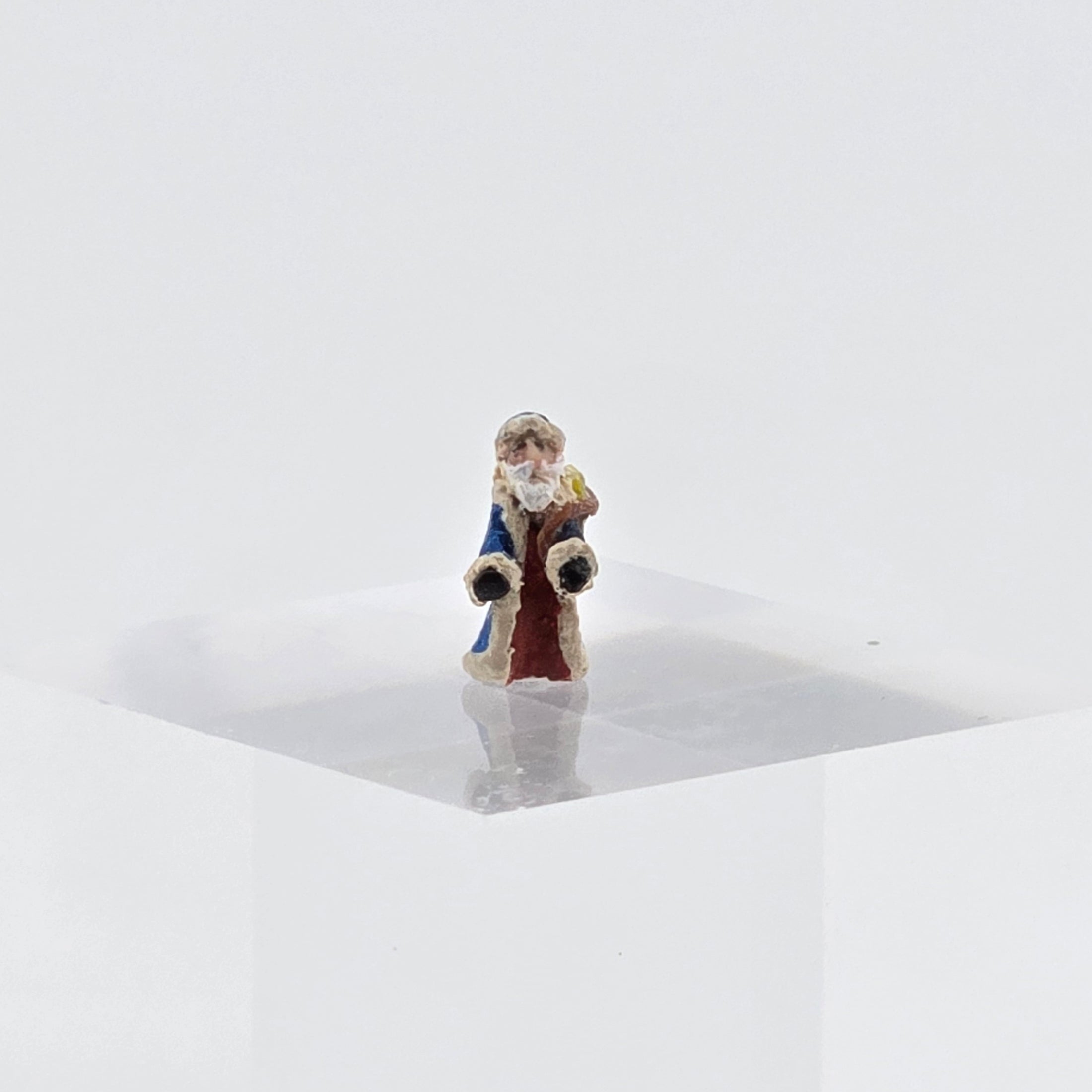 Santa Figurine Ann Anderson 1:48 Vintage 2003, white background