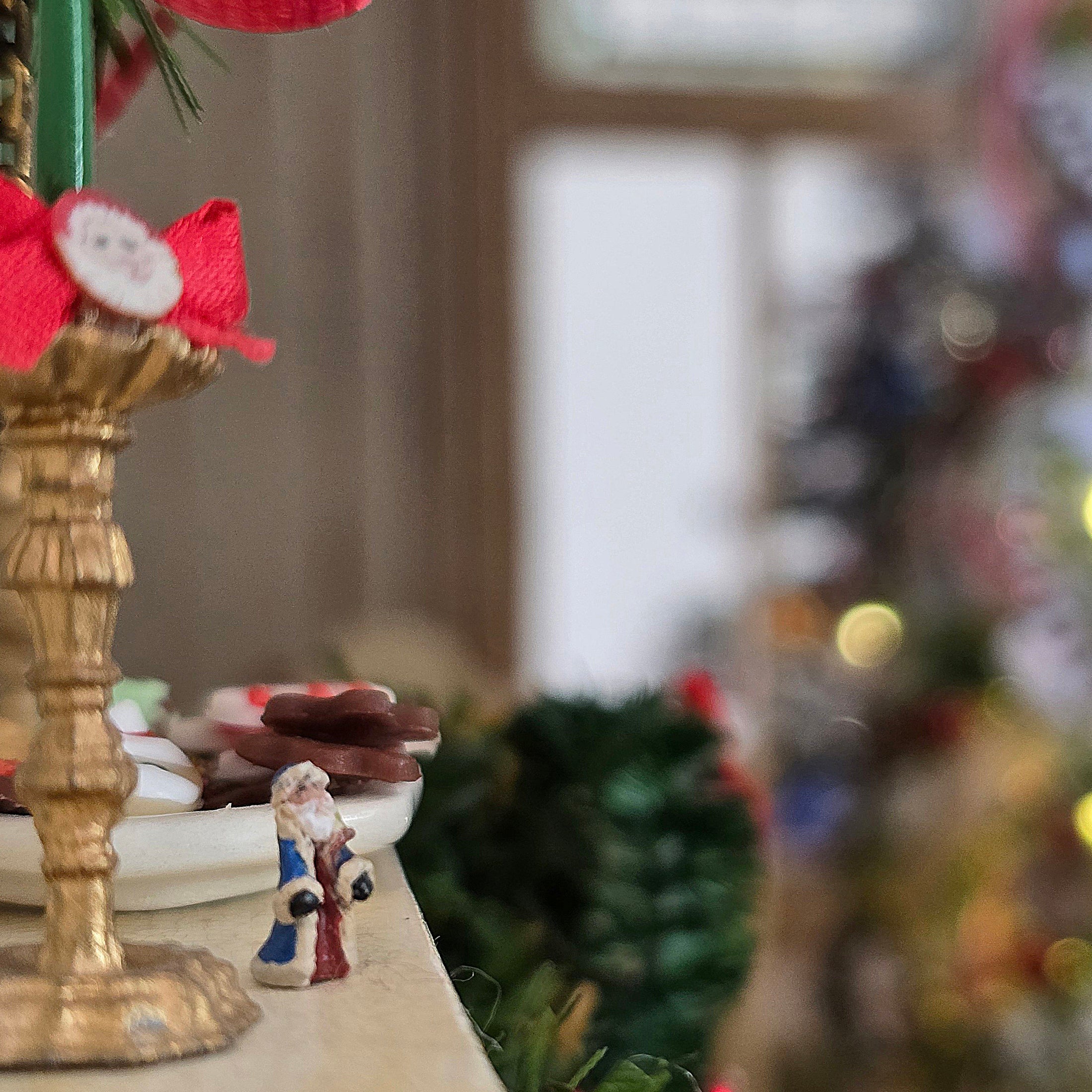 Santa Figurine Ann Anderson 1:48 Vintage 2003 on mantel