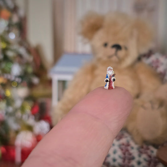 Santa Figurine Ann Anderson 1:48 Vintage 2003, balanced on a finger