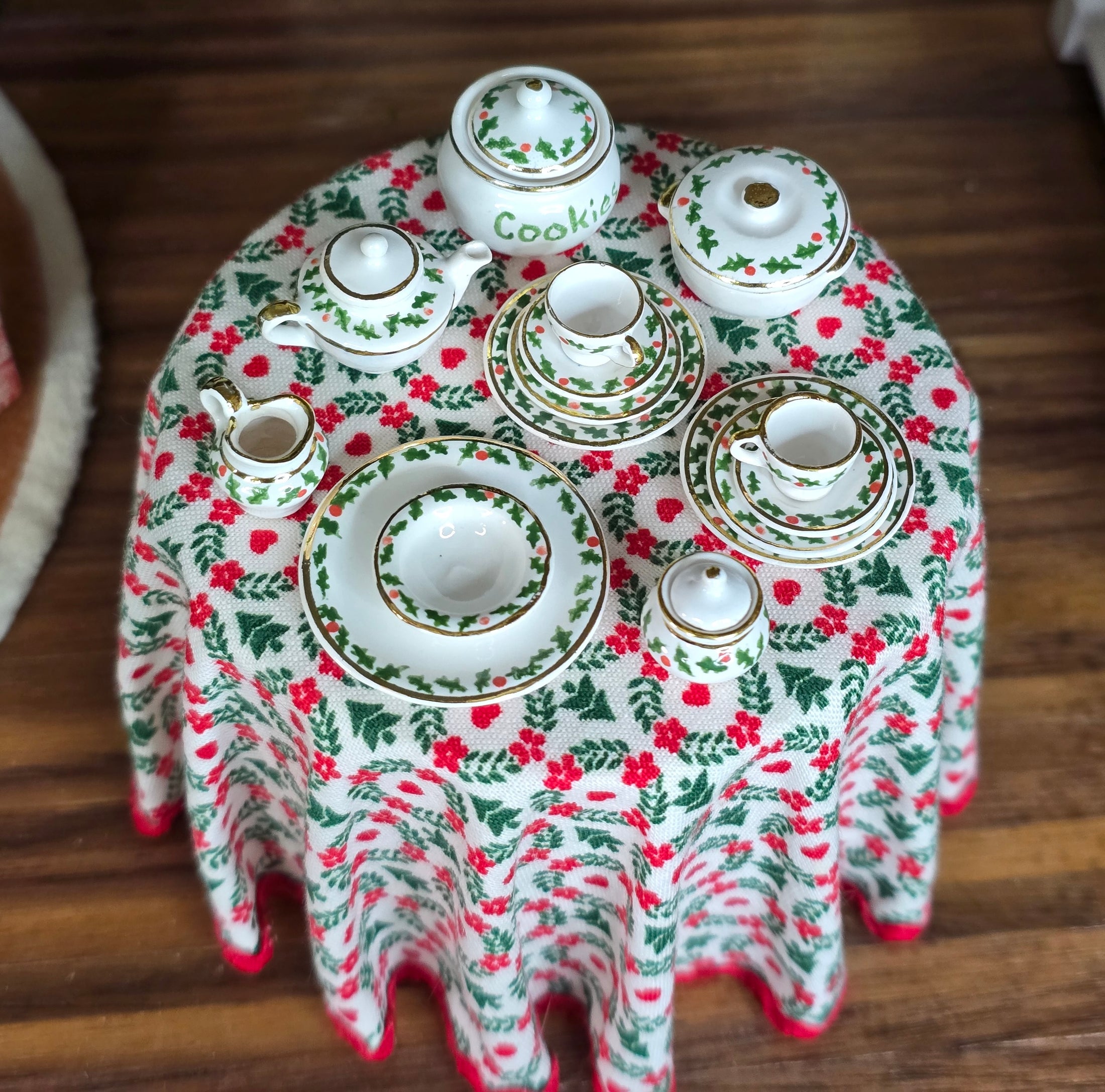 Painted 15-piece ceramic tea set with Christmas pattern 