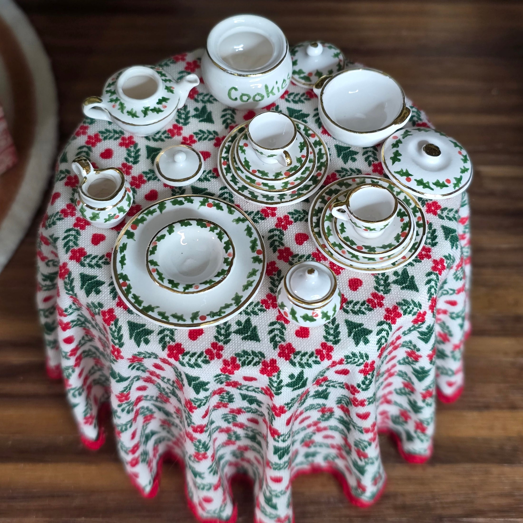 Decorative porcelain table set with Christmas pattern