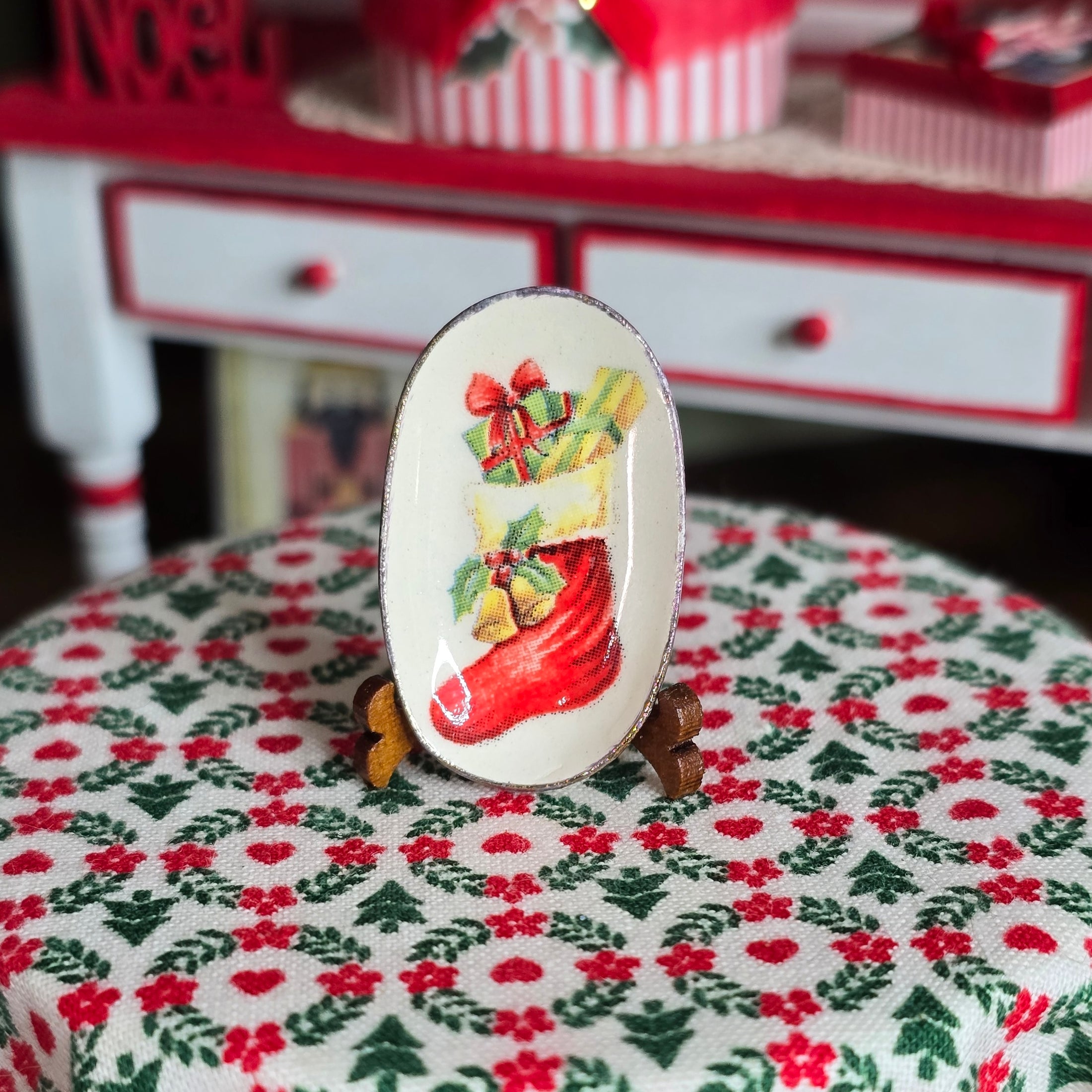 Decorative oval plate with Christmas design