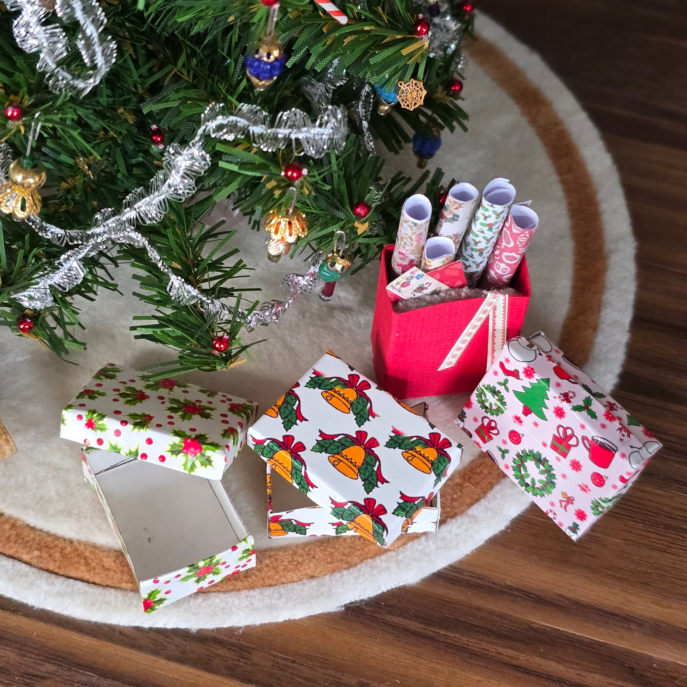 Christmas-themed gift wrap with Miniature dollhouse decorative gifts