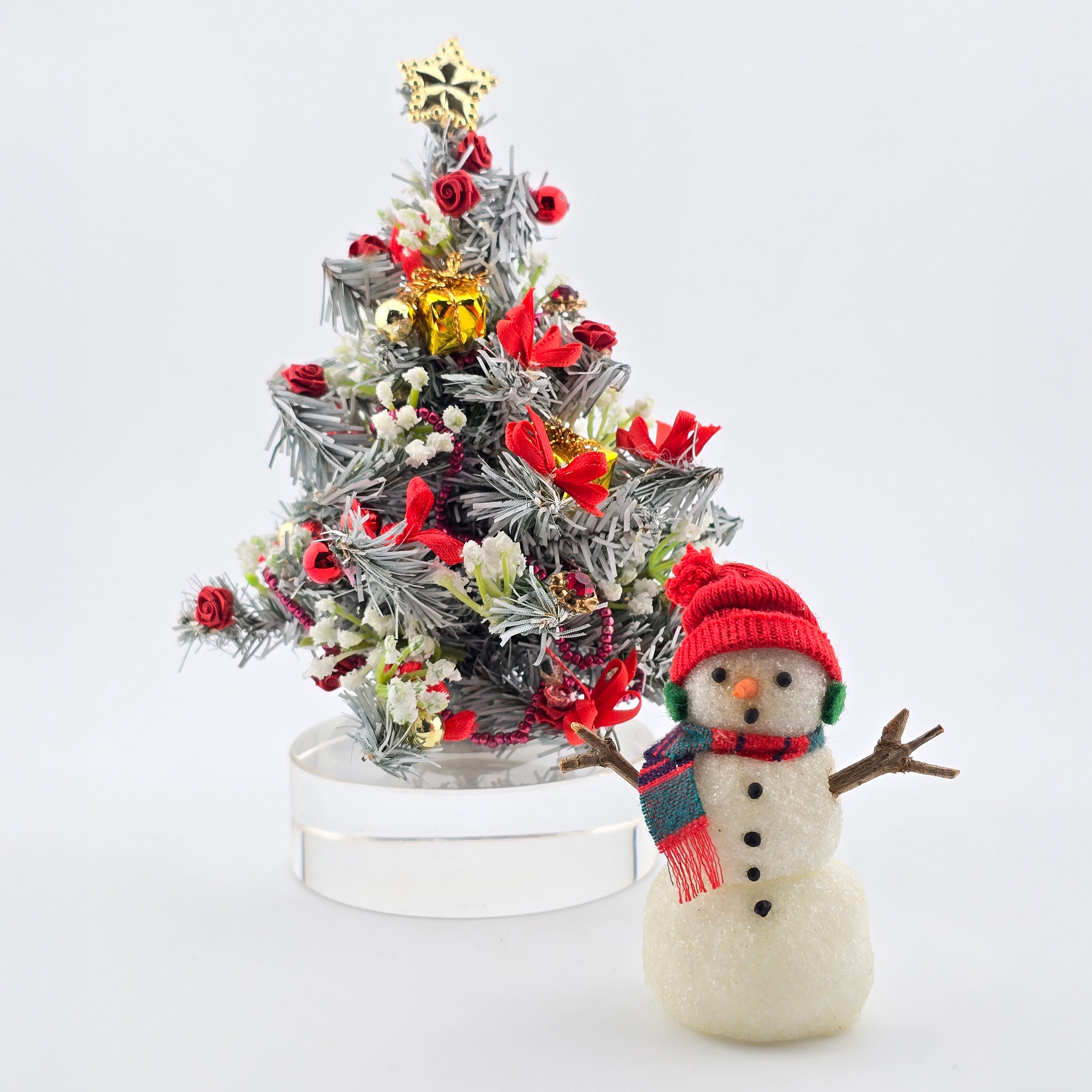 Decorated Christmas tree and surprised snowman, in 1:12 miniature dollhouse scale. Vintage.