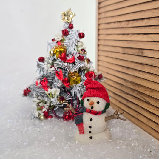 Decorated Christmas tree and surprised snowman, in 1:12 miniature dollhouse scale. Vintage.