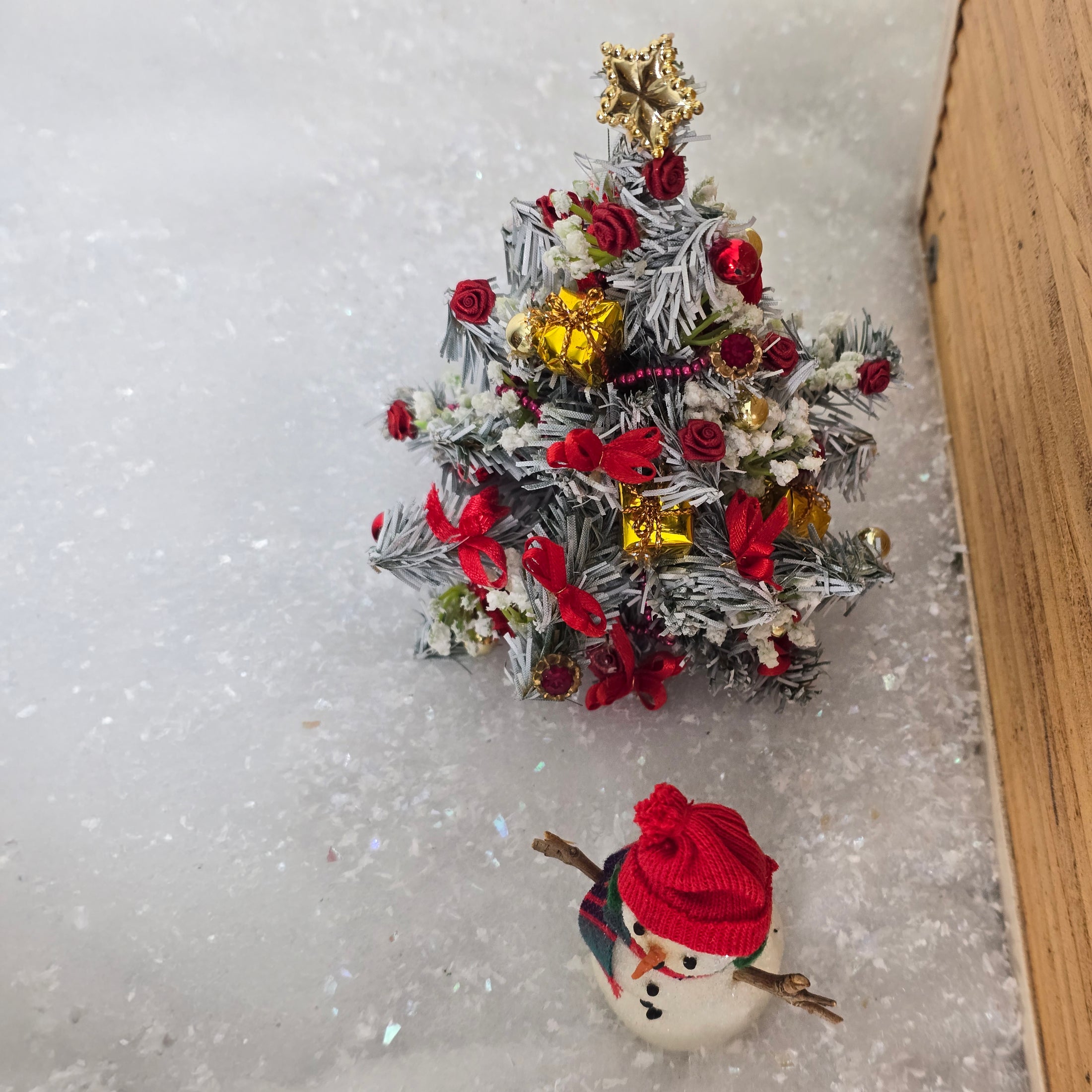 Decorated Christmas tree and surprised snowman, in 1:12 miniature dollhouse scale. Vintage. Top view.