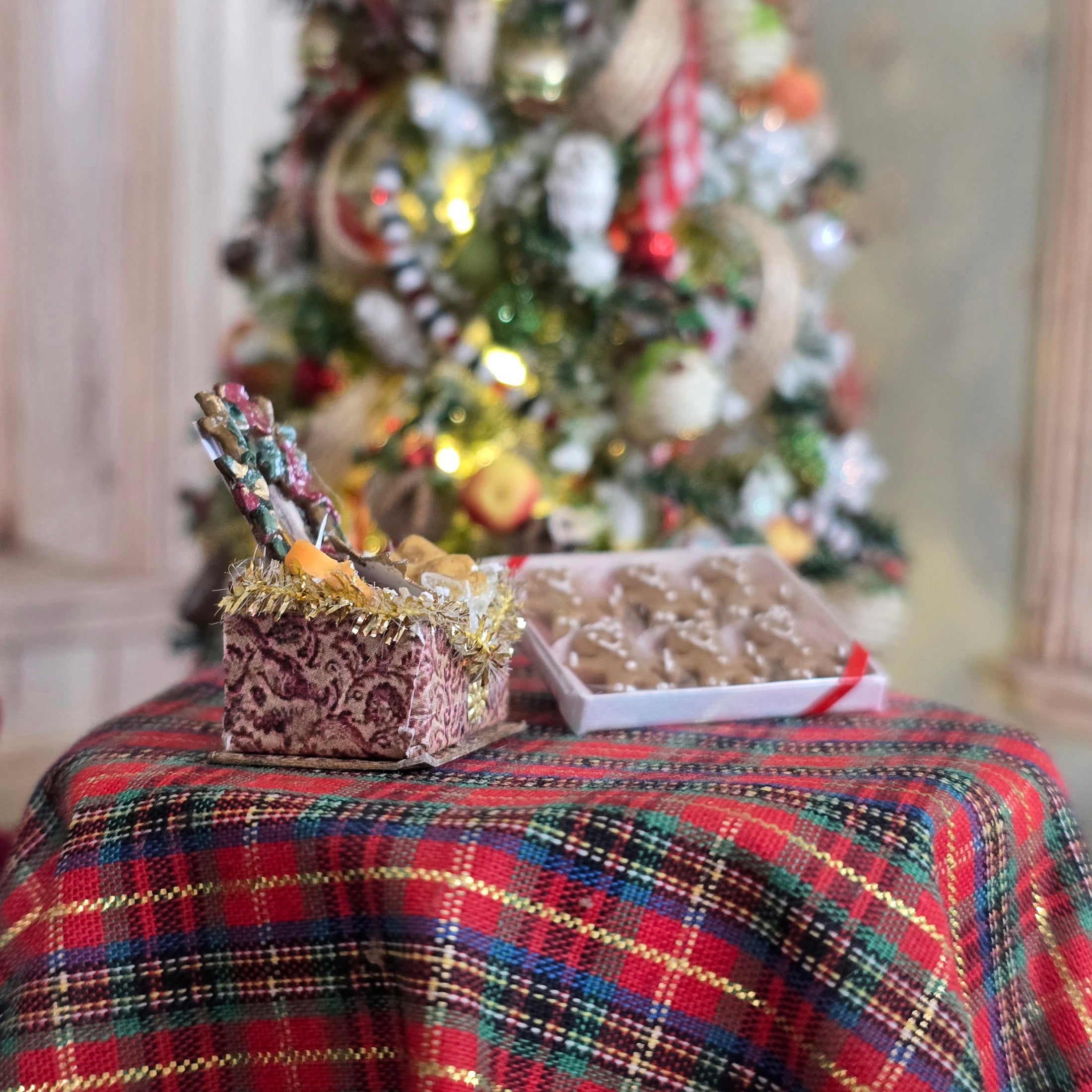 gingerbread cookie gift box and French cookie gift box, detail view