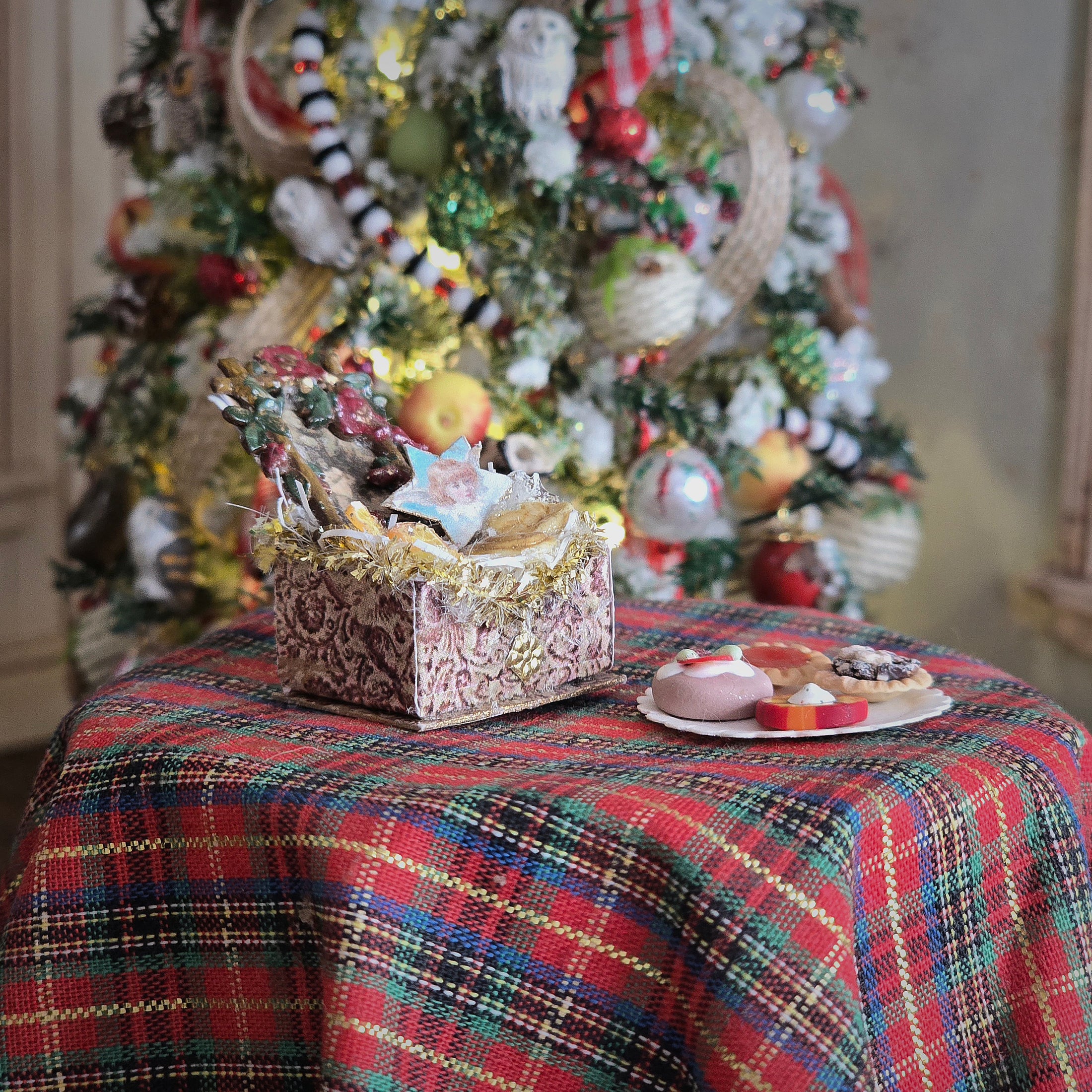 French cookie box, plate of tarts holiday decor set