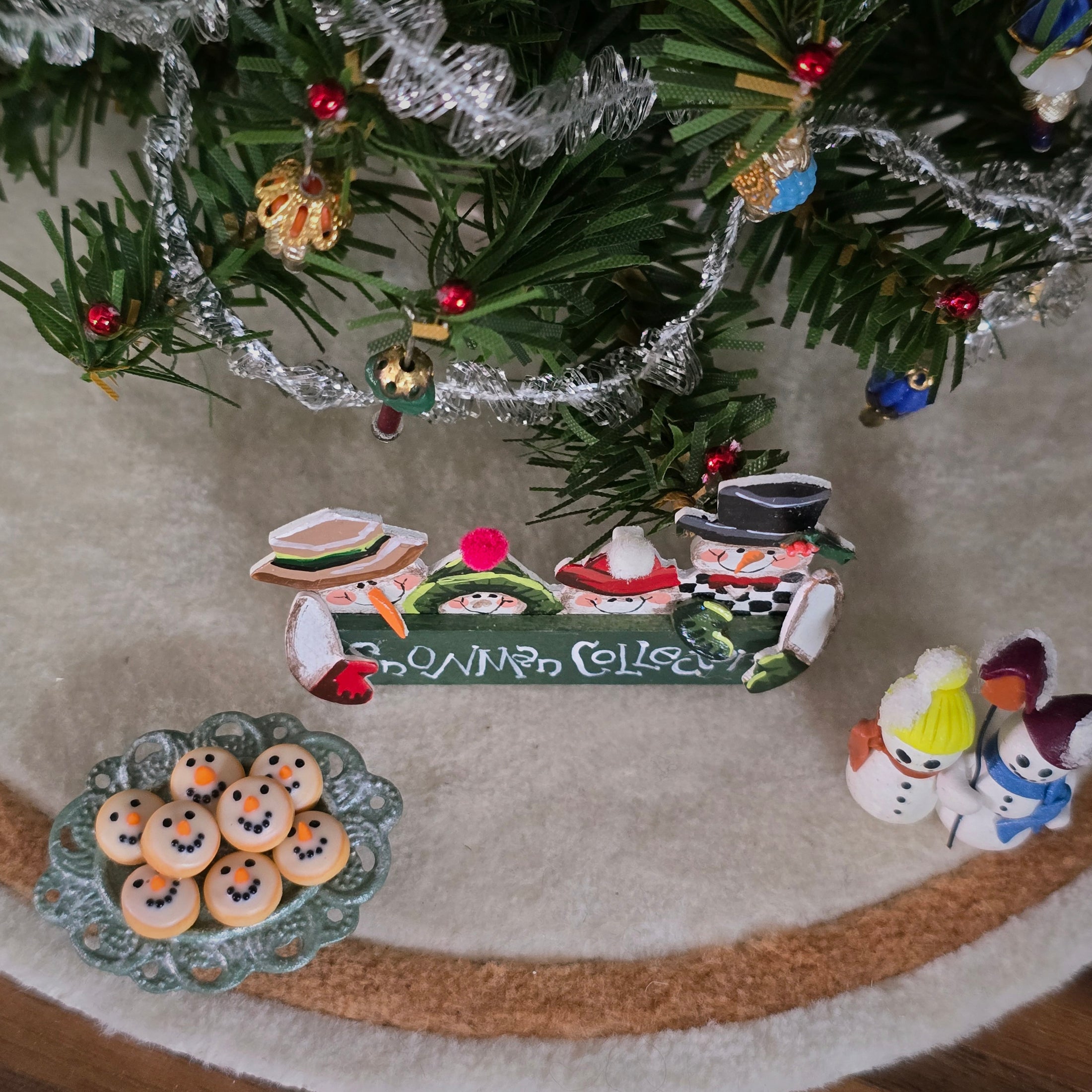 miniature dollhouse snowmen-themed sign, shelf sitter and cookie platter, top view