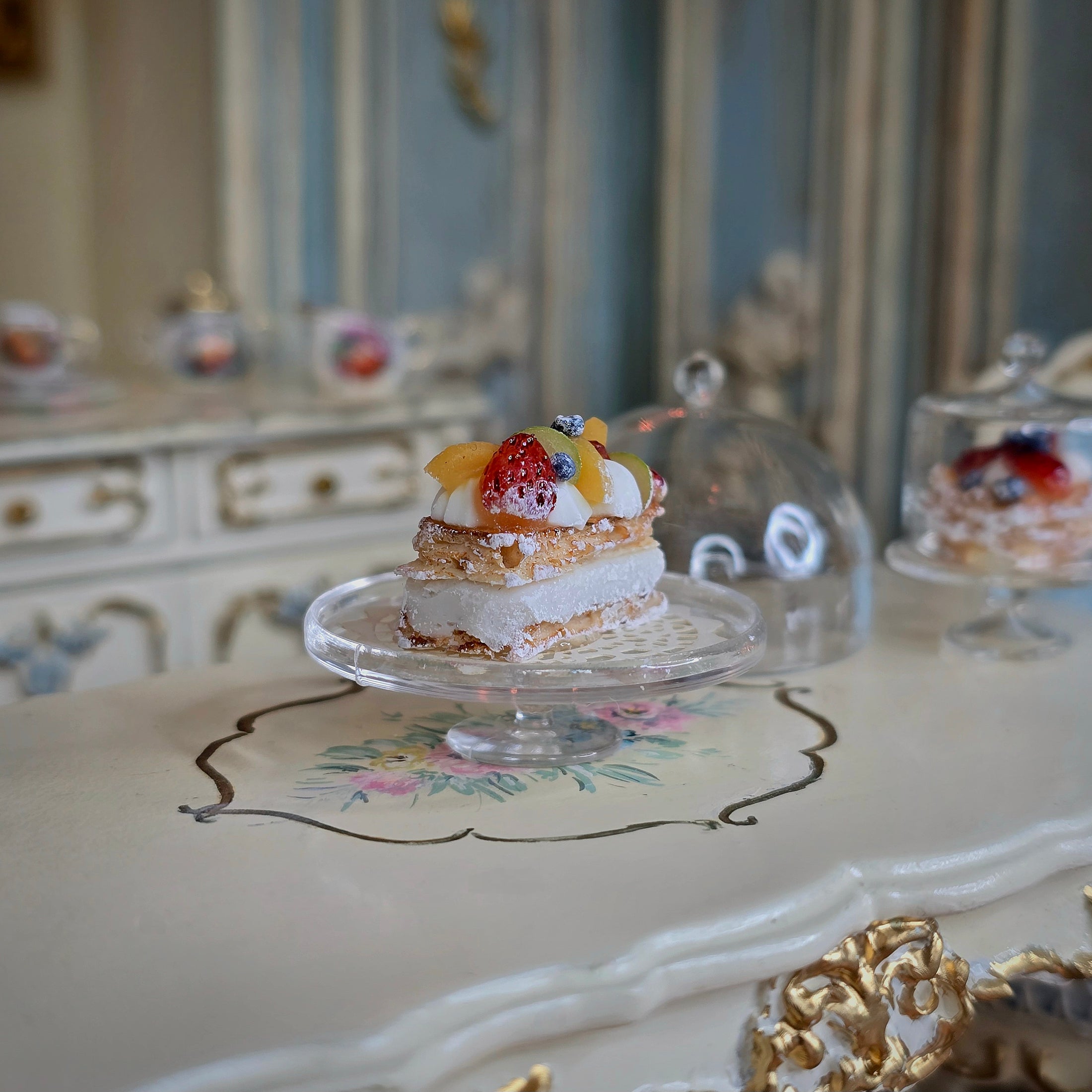 Small cake with fruit on a decorative table in an elegant room.