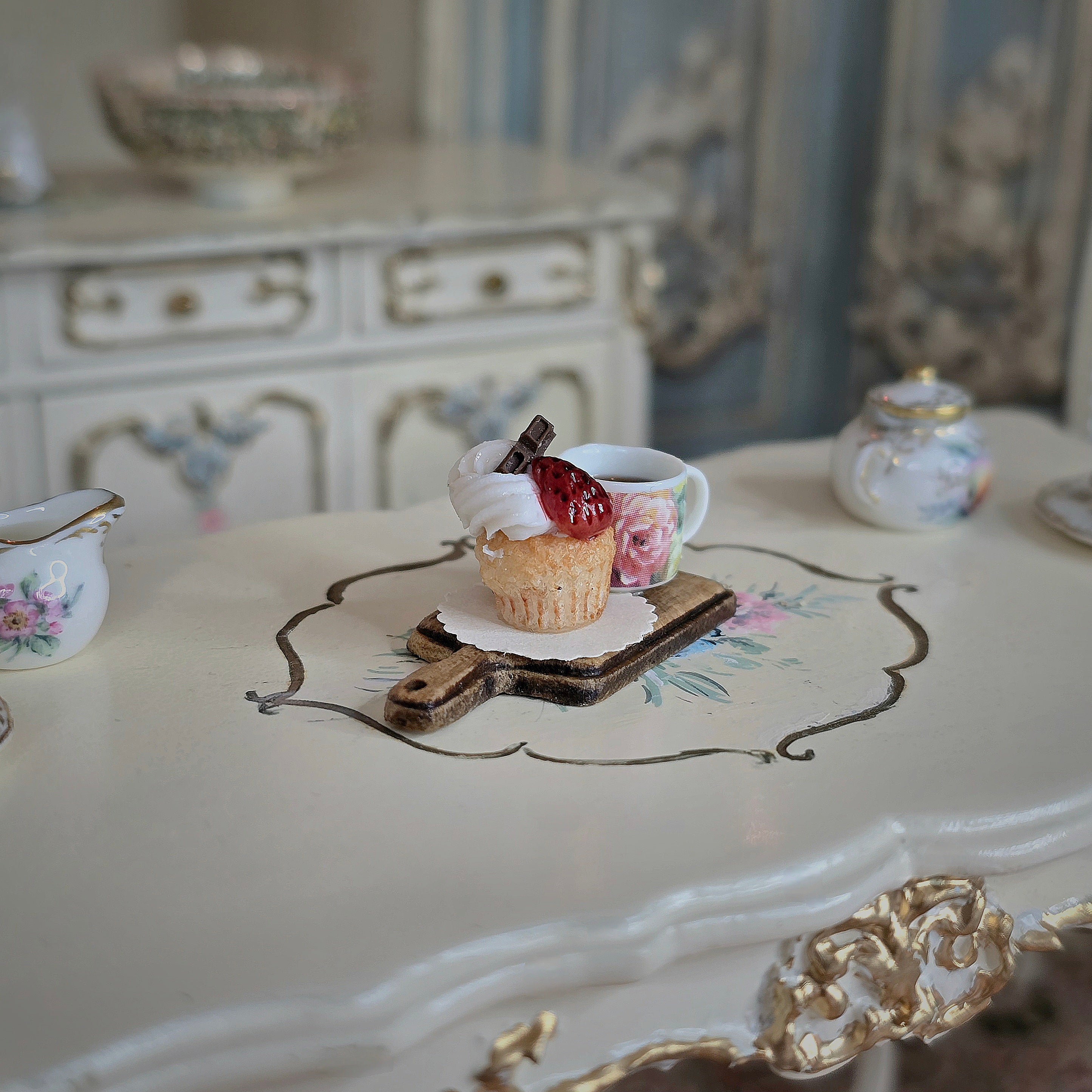 coffee & cupcake serving board, on table