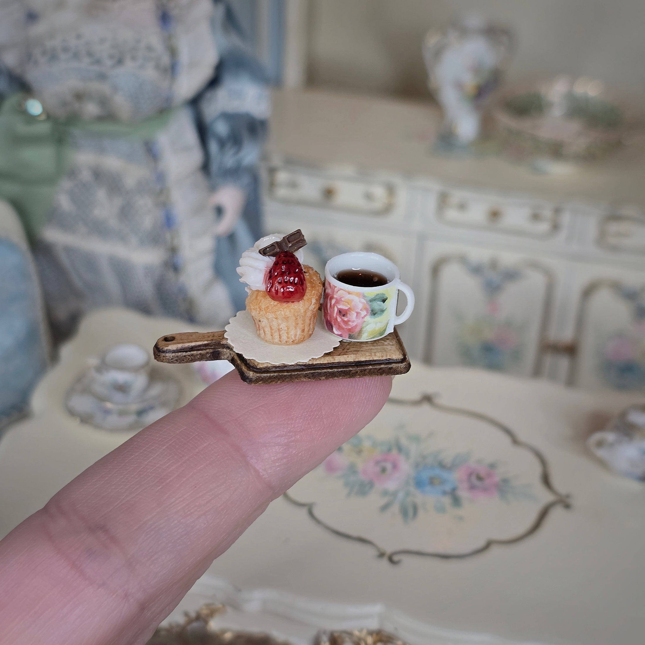 coffee & cupcake serving board, on finger
