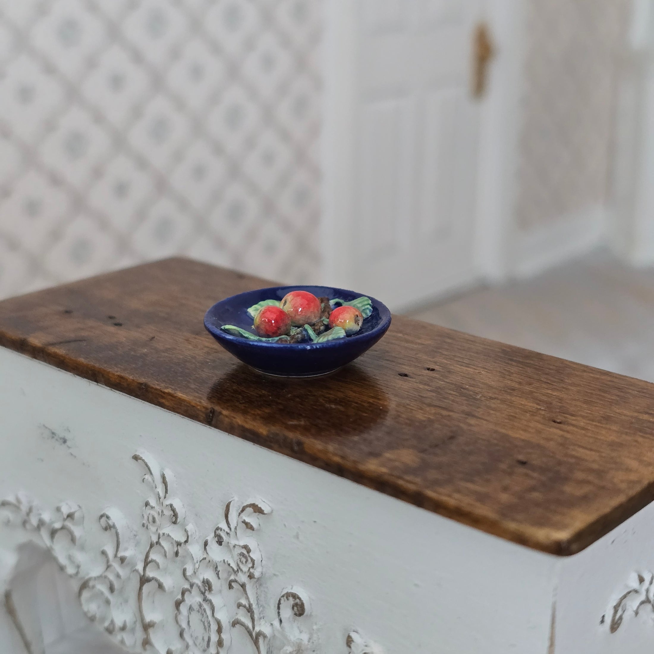 IGMA Susan Van Tubbergen Trompe l'Oeil Majolica Apple Plate