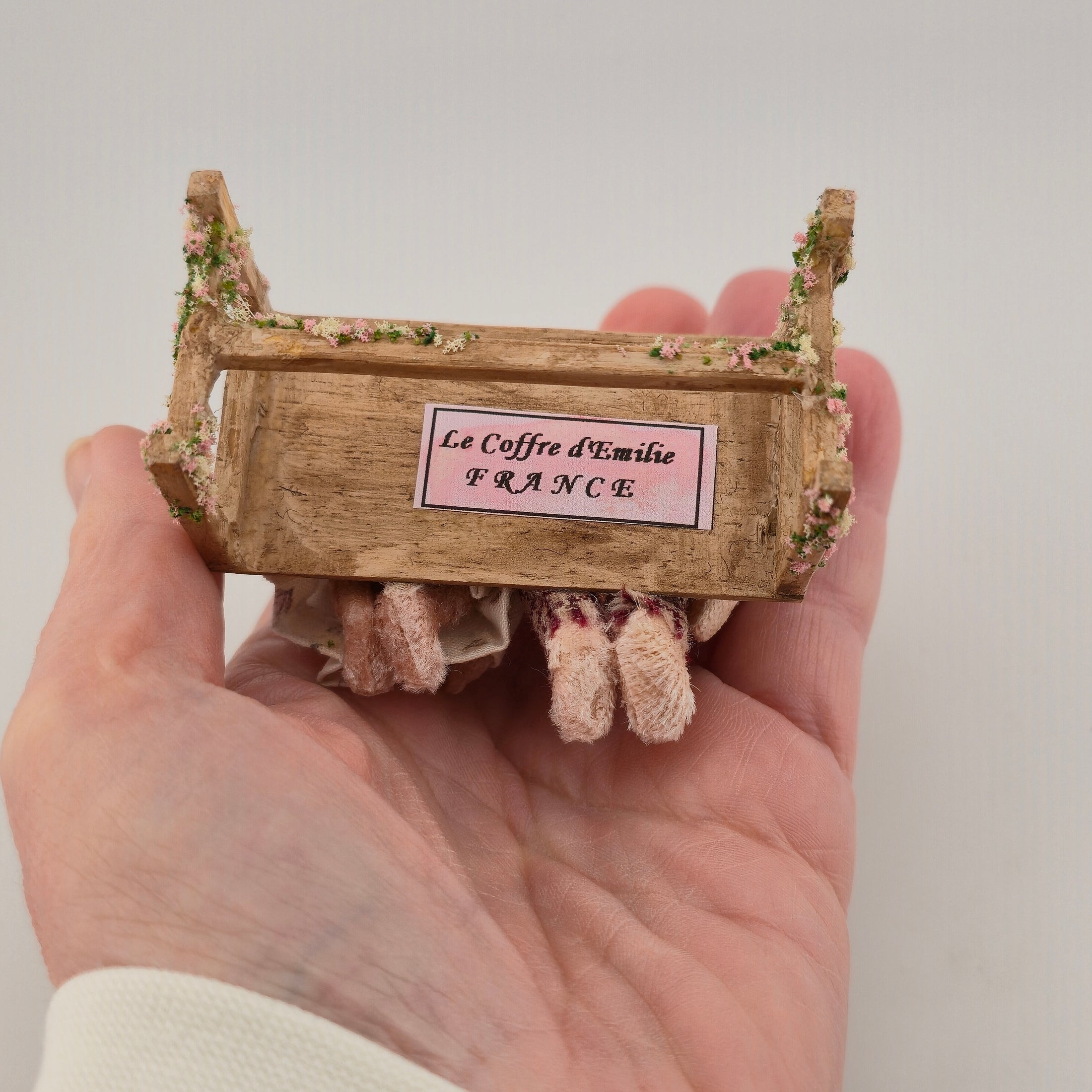 Le Coffre d’Emilie OOAK Teddy Bears on Park Bench Miniature Vignette
