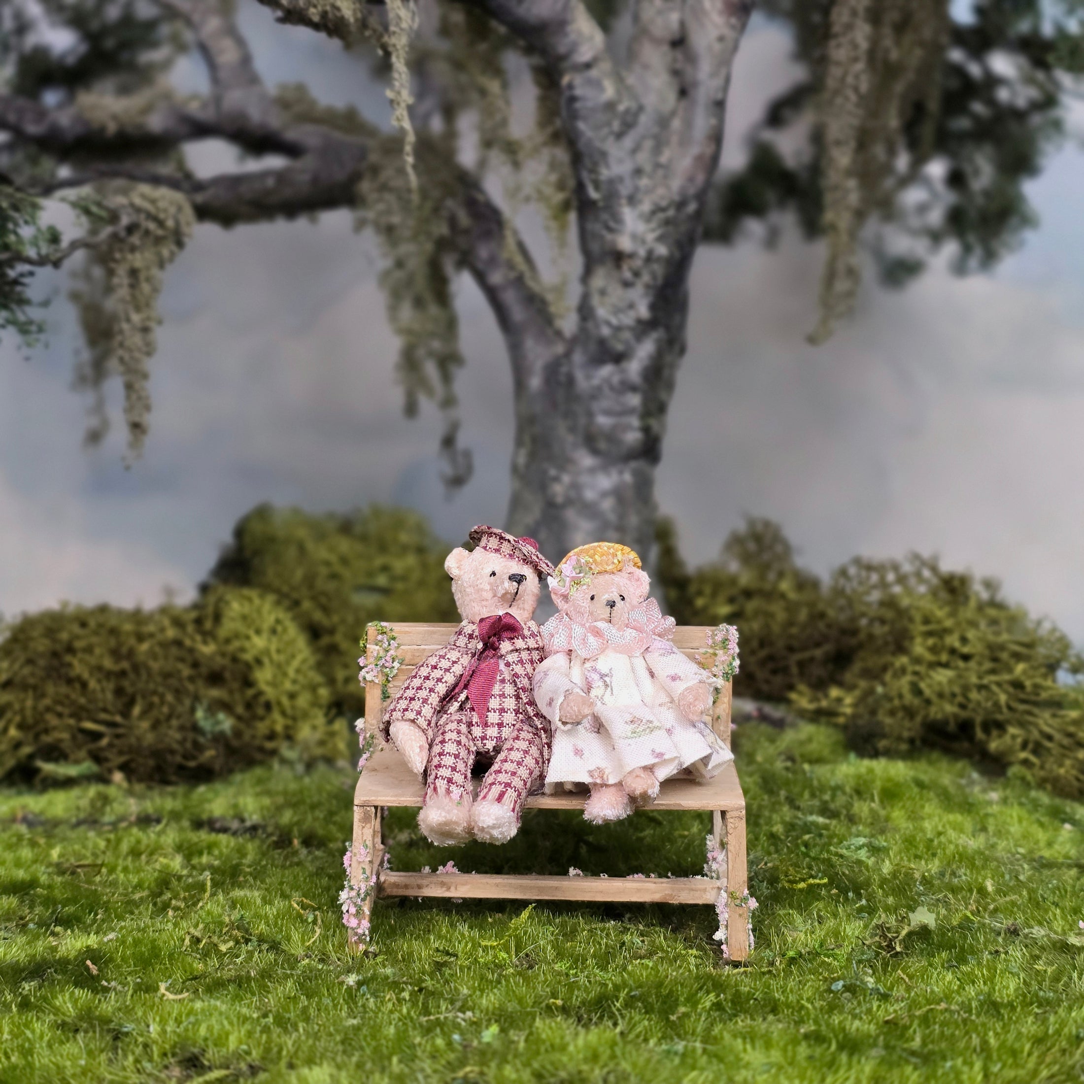 Le Coffre d’Emilie OOAK Teddy Bears on Park Bench Miniature Vignette