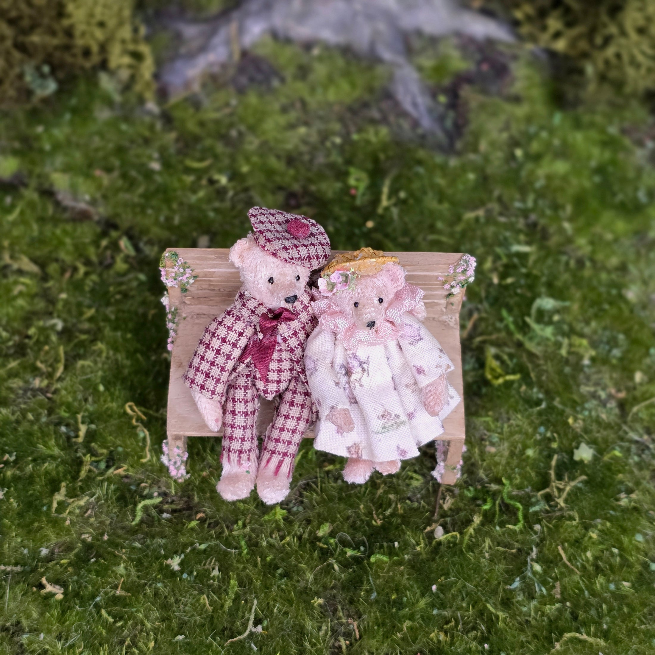 Le Coffre d’Emilie OOAK Teddy Bears on Park Bench Miniature Vignette