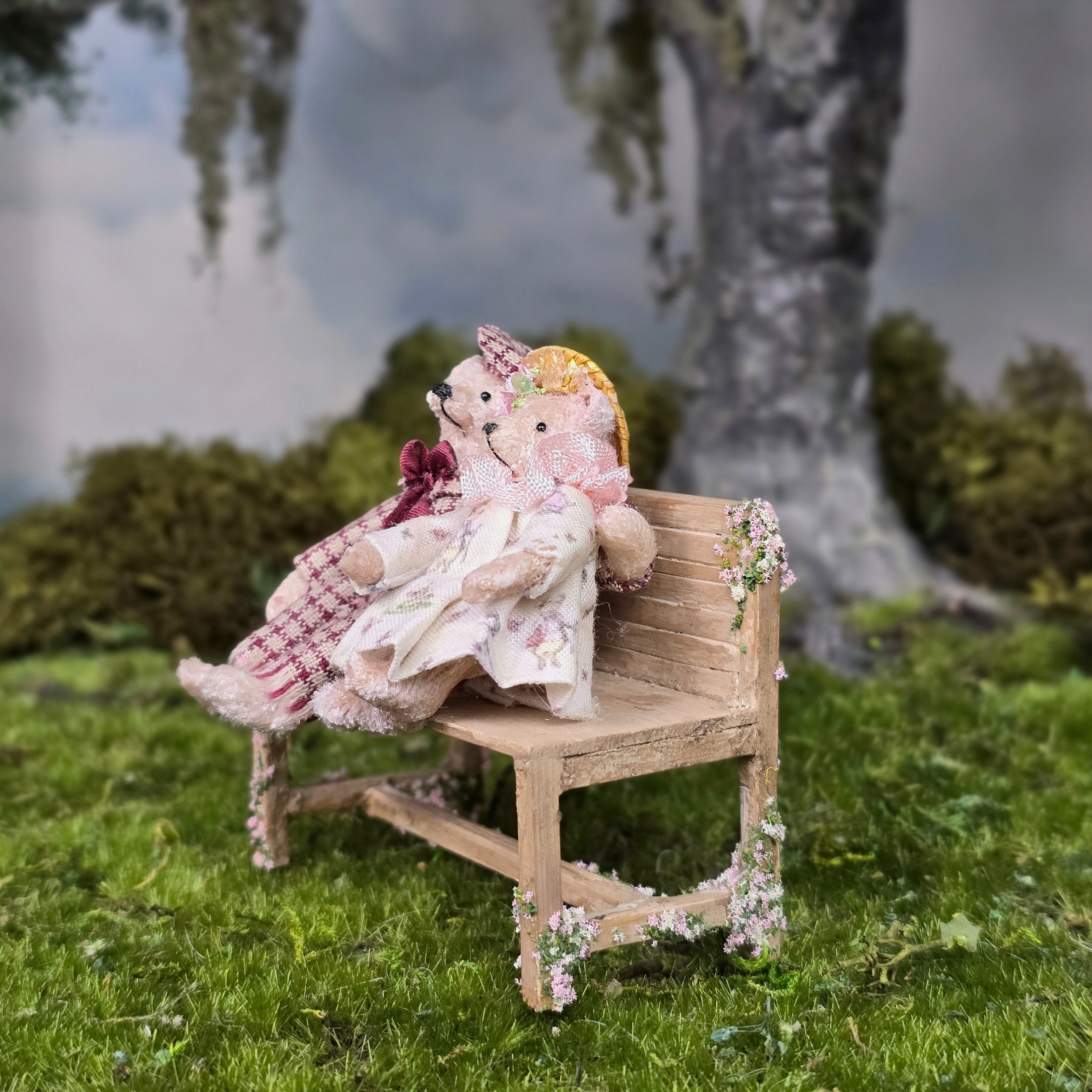 Le Coffre d’Emilie OOAK Teddy Bears on Park Bench Miniature Vignette