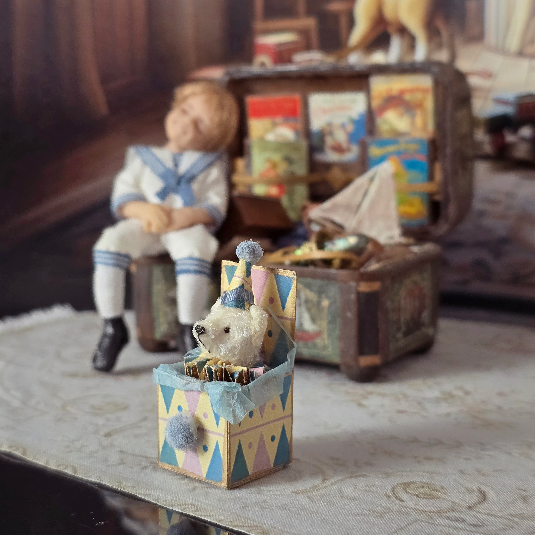 Le Coffre d’Emilie France Antique Style Nursery Toy Teddy Bear Jack-in-the-Box 1:12