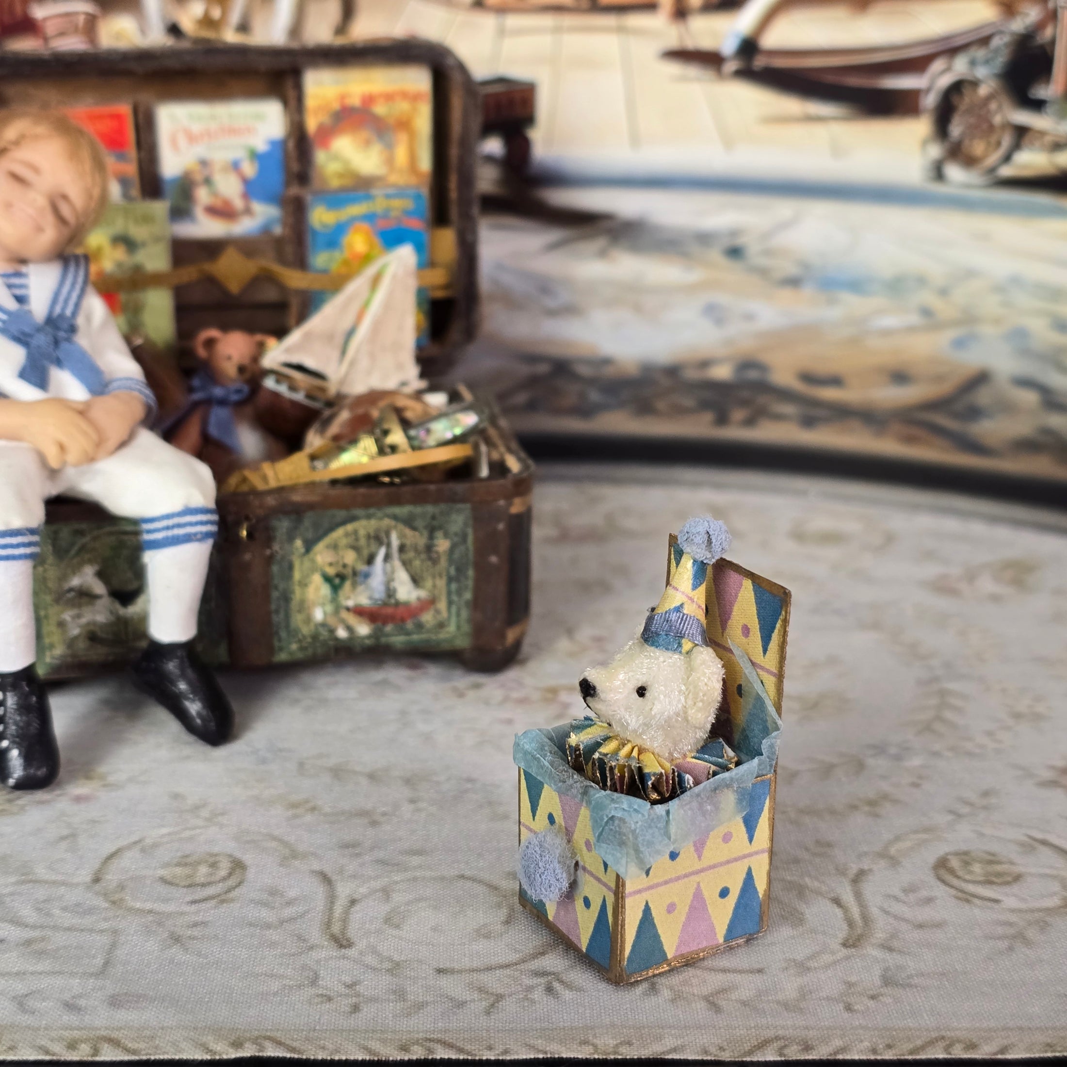 Le Coffre d’Emilie France Antique Style Nursery Toy Teddy Bear Jack-in-the-Box 1:12