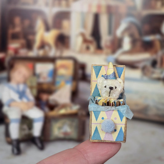 Le Coffre d’Emilie France Antique Style Nursery Toy Teddy Bear Jack-in-the-Box 1:12