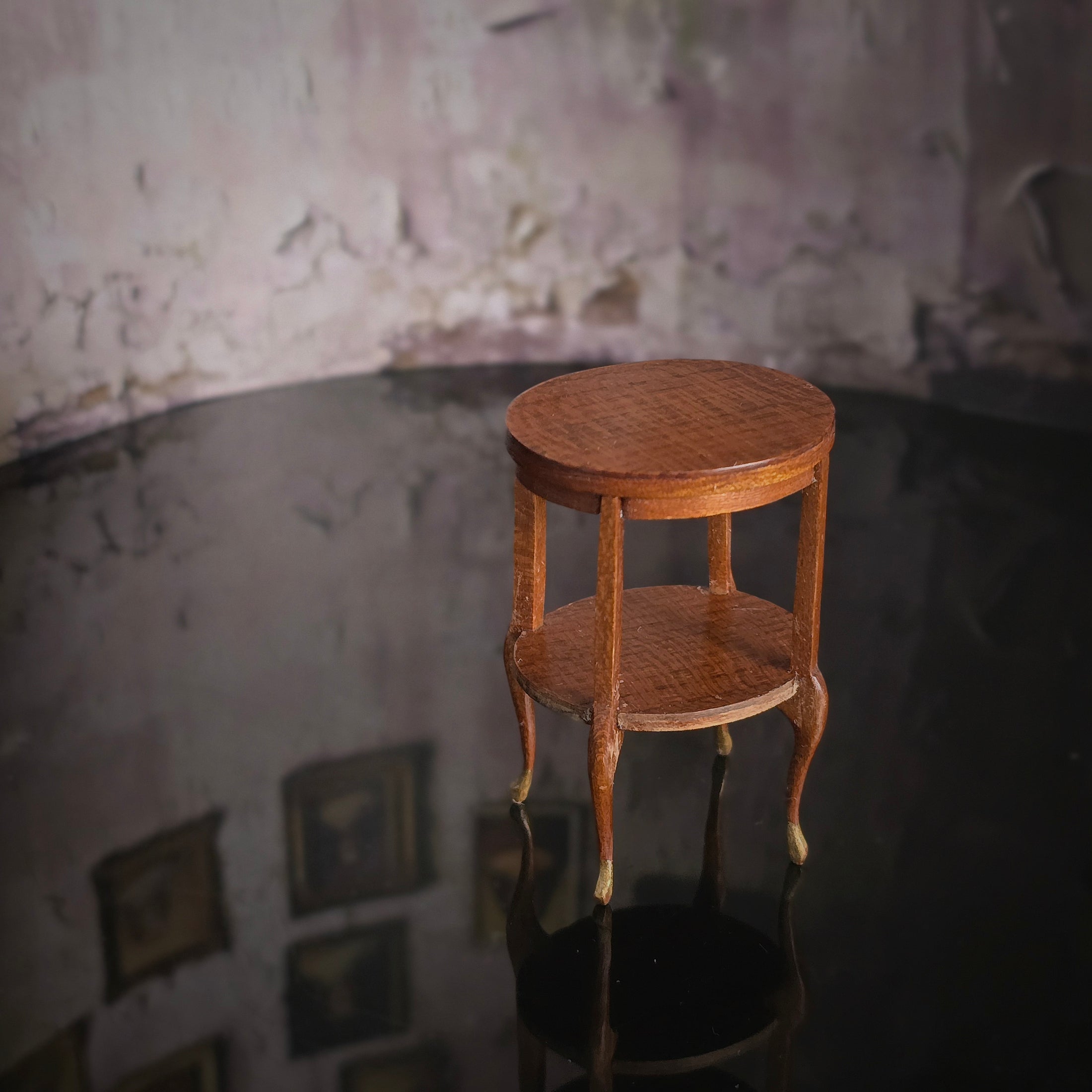 Carved Circular French Guéridon Side Accent Table by Walter Schutter