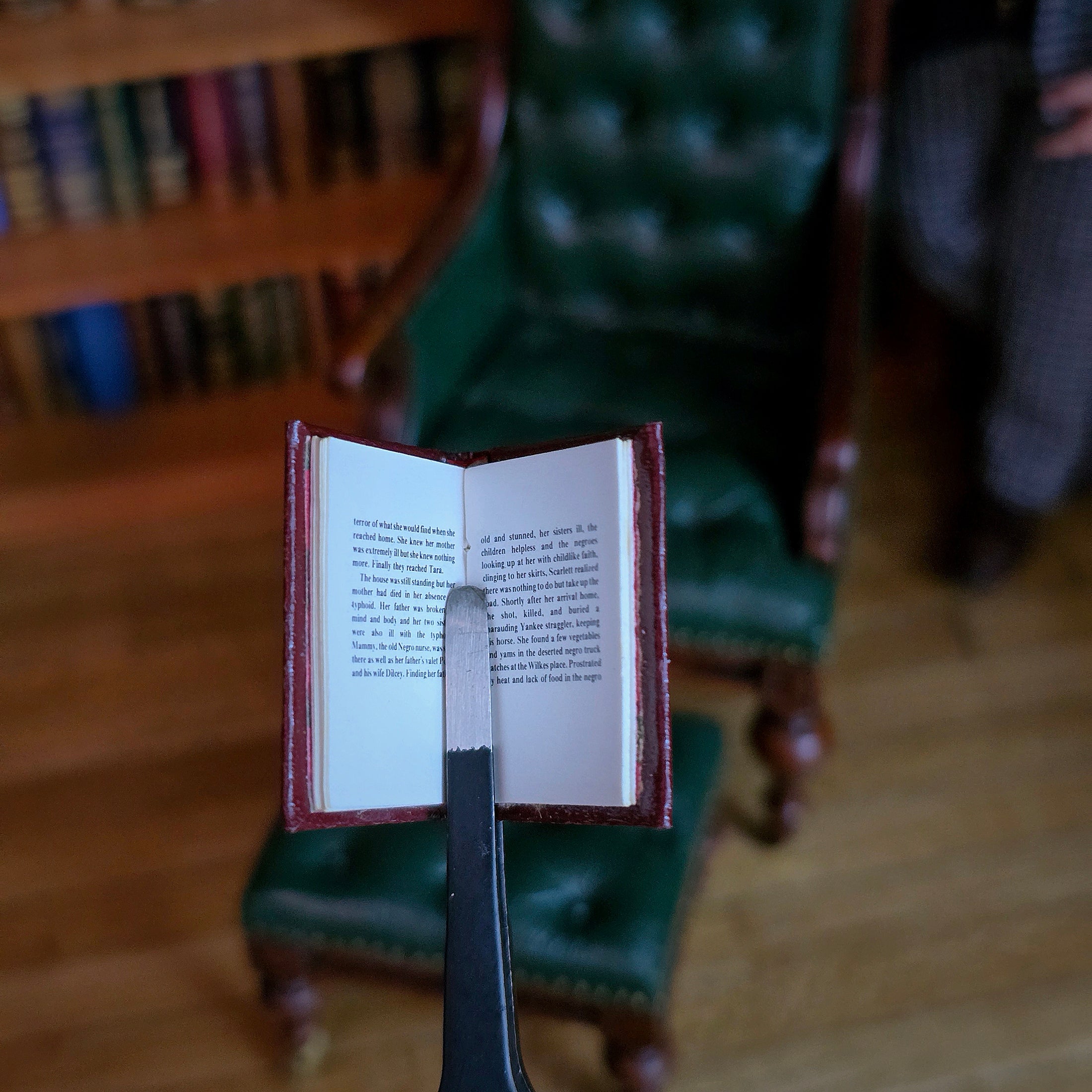 Barbara Raheb "Gone with the Wind" Readable Micro Miniature Book 1984