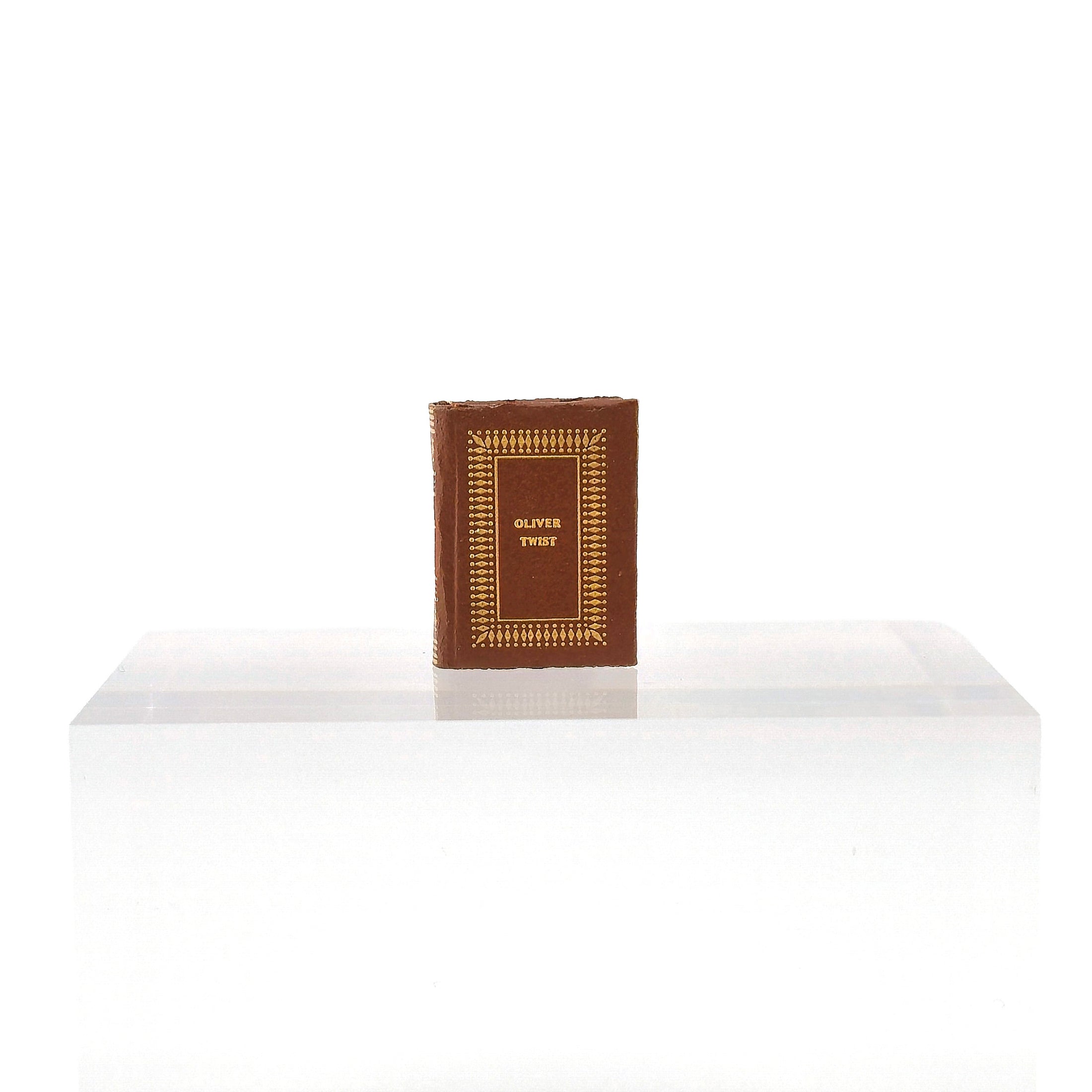 EARLY Barbara Raheb 1977 "Oliver Twist" Readable Micro Miniature Book