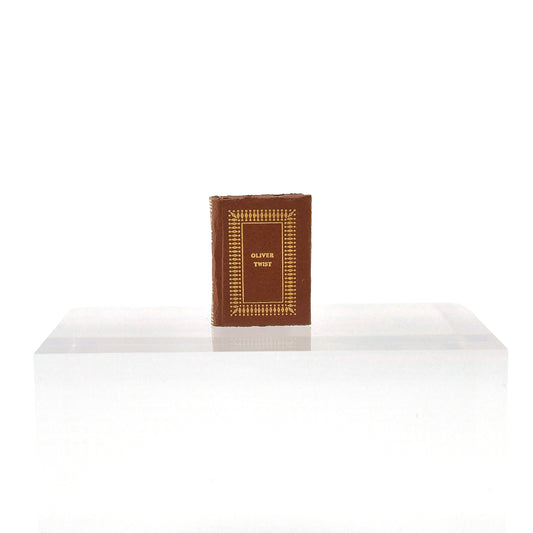 EARLY Barbara Raheb 1977 "Oliver Twist" Readable Micro Miniature Book