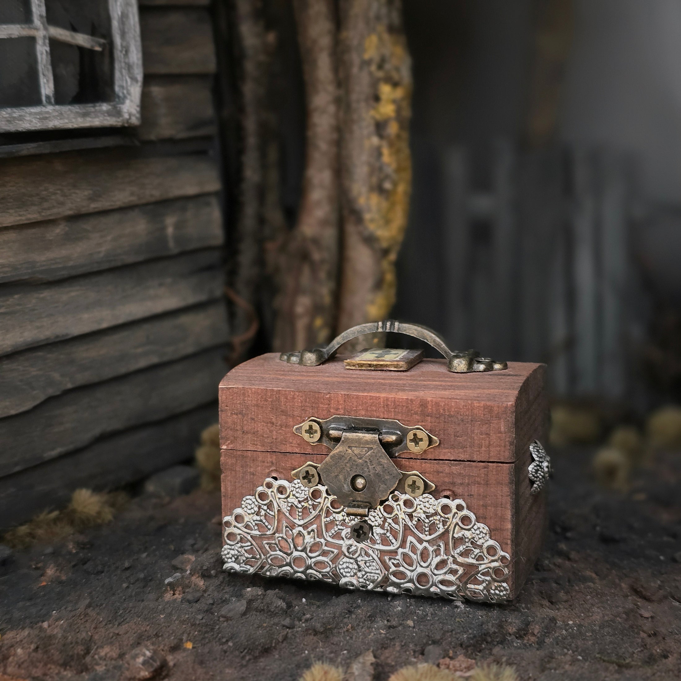 Miniature Vampire Hunting Chest with Artisan Accessories