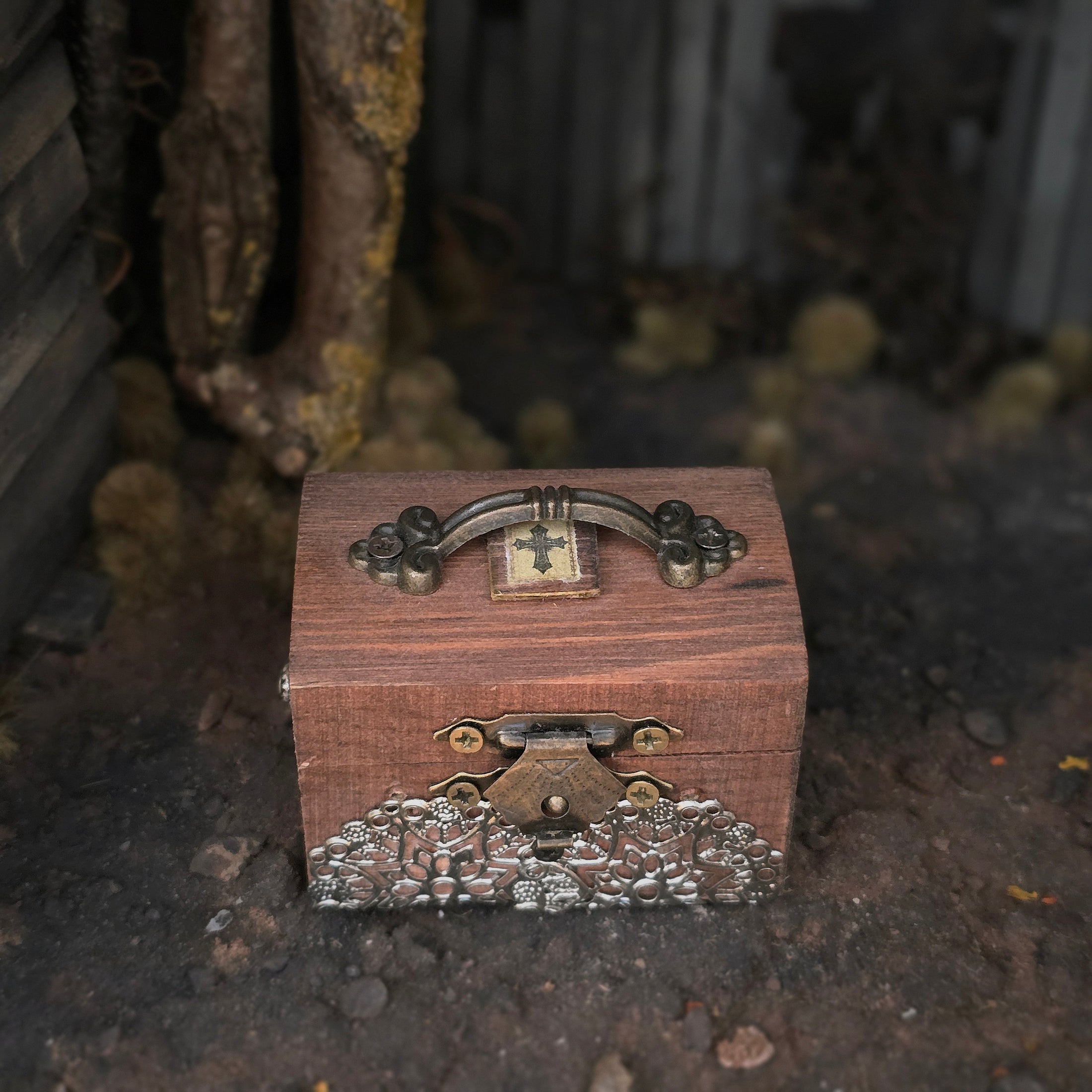 Miniature Vampire Hunting Chest with Artisan Accessories