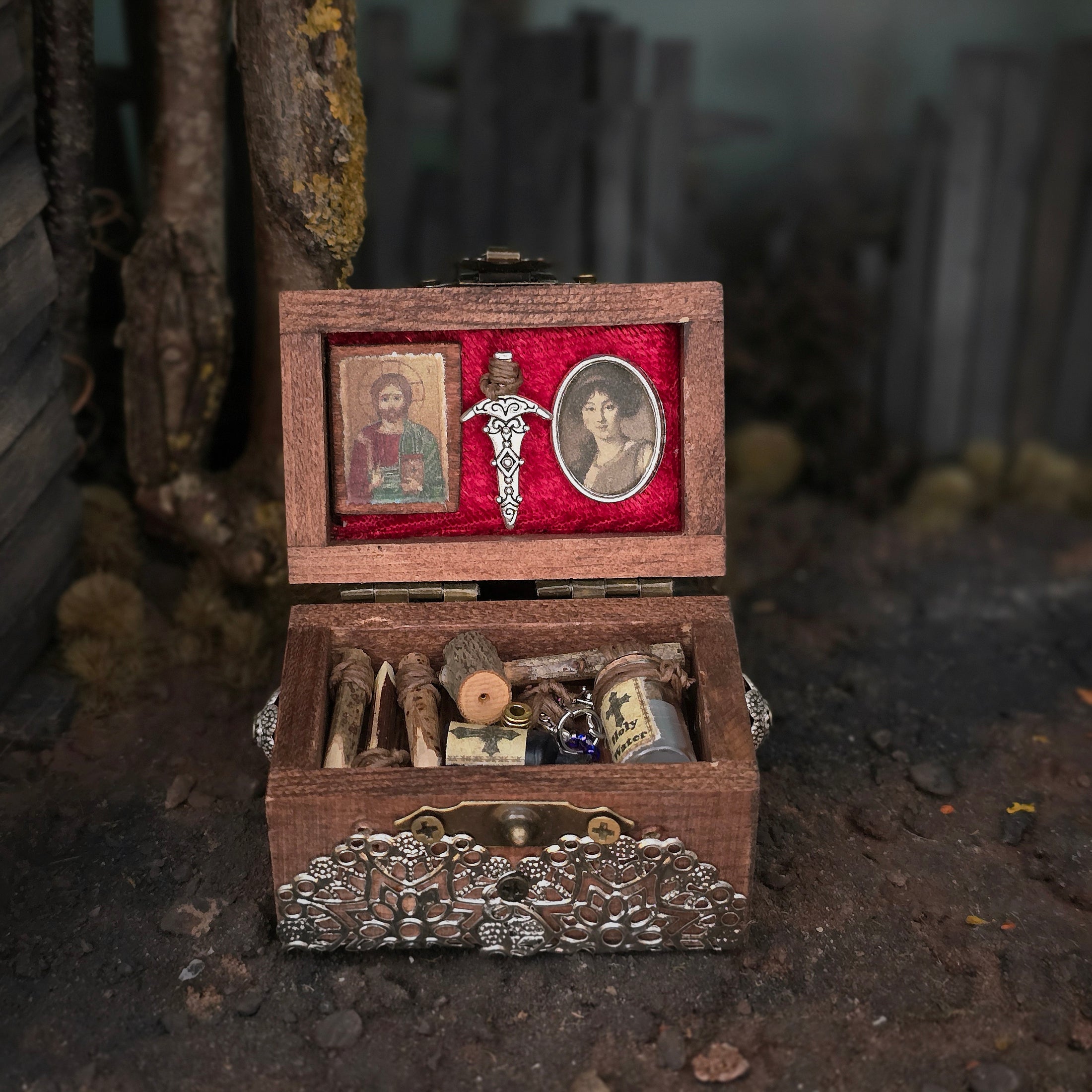 Miniature Vampire Hunting Chest with Artisan Accessories