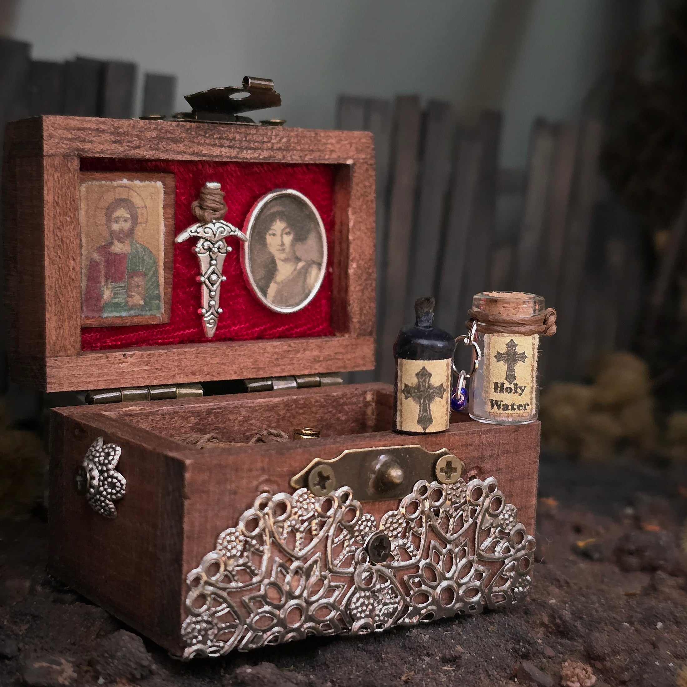Miniature Vampire Hunting Chest with Artisan Accessories