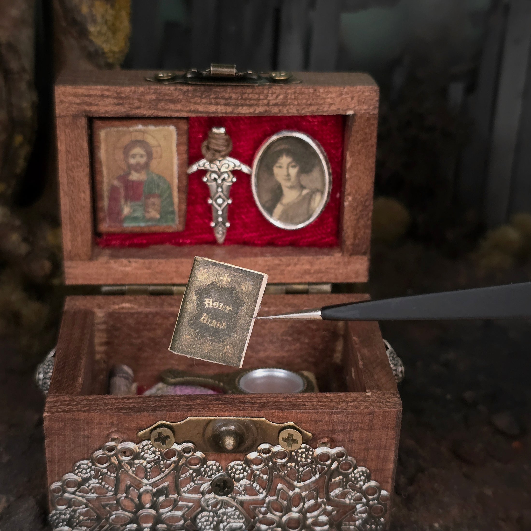 Miniature Vampire Hunting Chest with Artisan Accessories