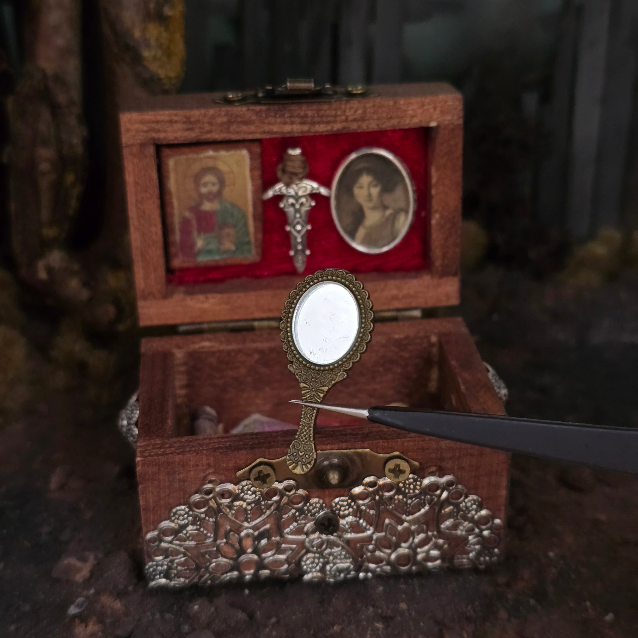 Miniature Vampire Hunting Chest with Artisan Accessories