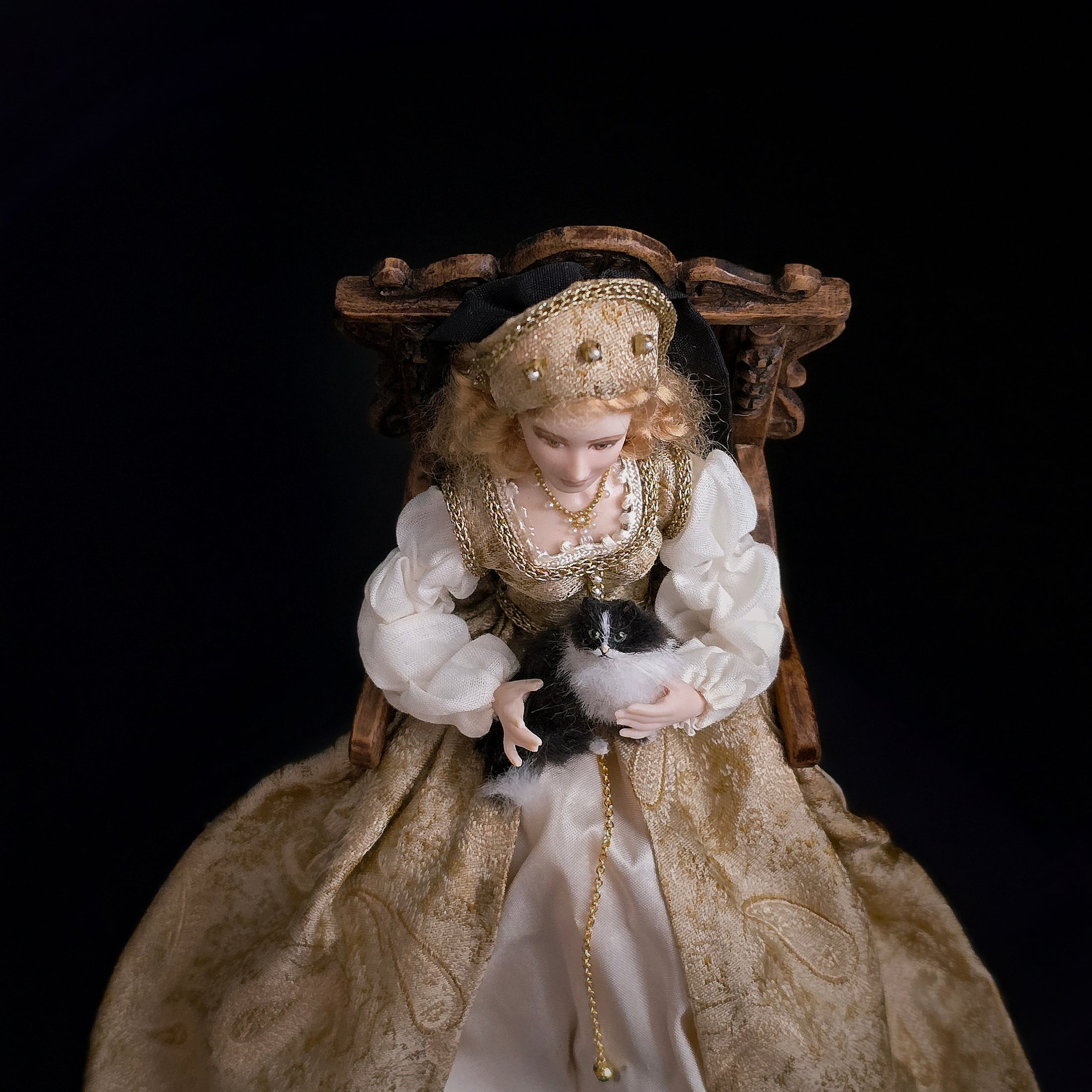 Derdriu Dolls Tudor Royal Lady in Silk Damask with French Hood 1:12 Scale