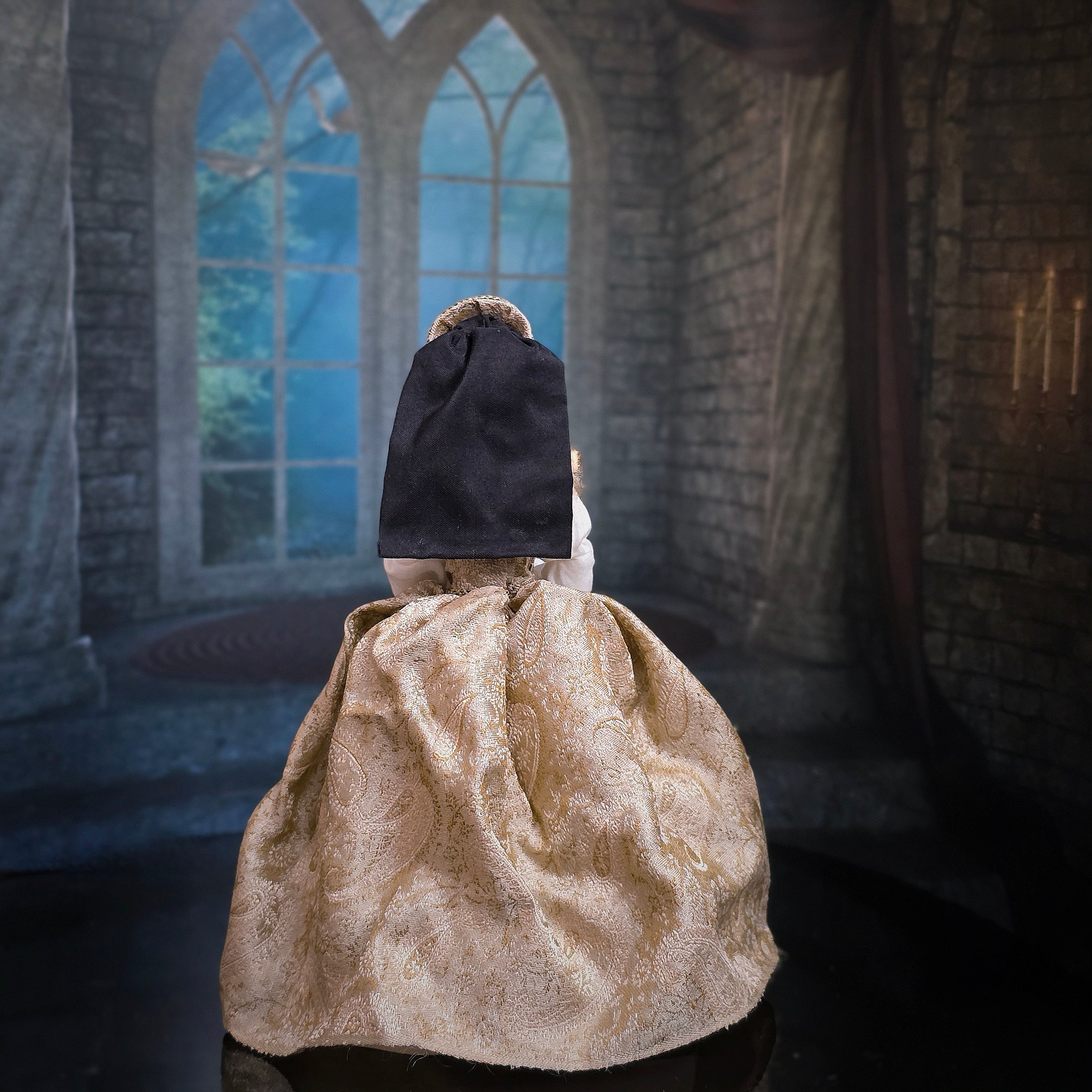 Derdriu Dolls Tudor Royal Lady in Silk Damask with French Hood 1:12 Scale