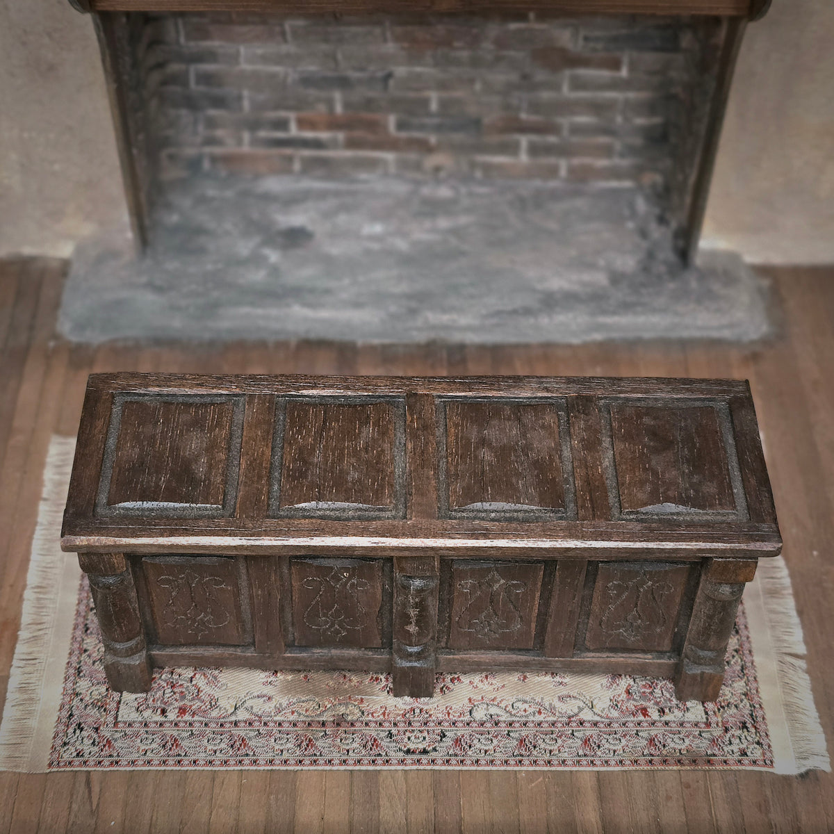 Tudor-Style Four-Panel Wooden Coffer Blanket Chest with Hinged Lid – 1:12 Scale