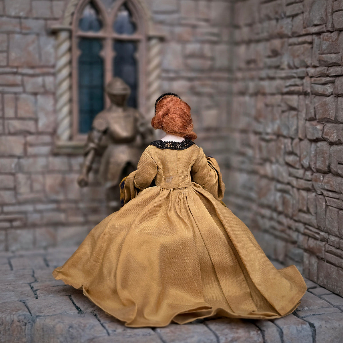 Derdriu Dolls Tudor Lady in Silk & Velvet Gown Porcelain Dollhouse Doll 1:12 Scale