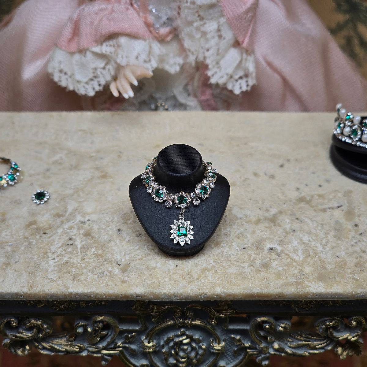 Sun Lemmens Emerald & Crystal Royal Necklace on Display Bust Netherlands