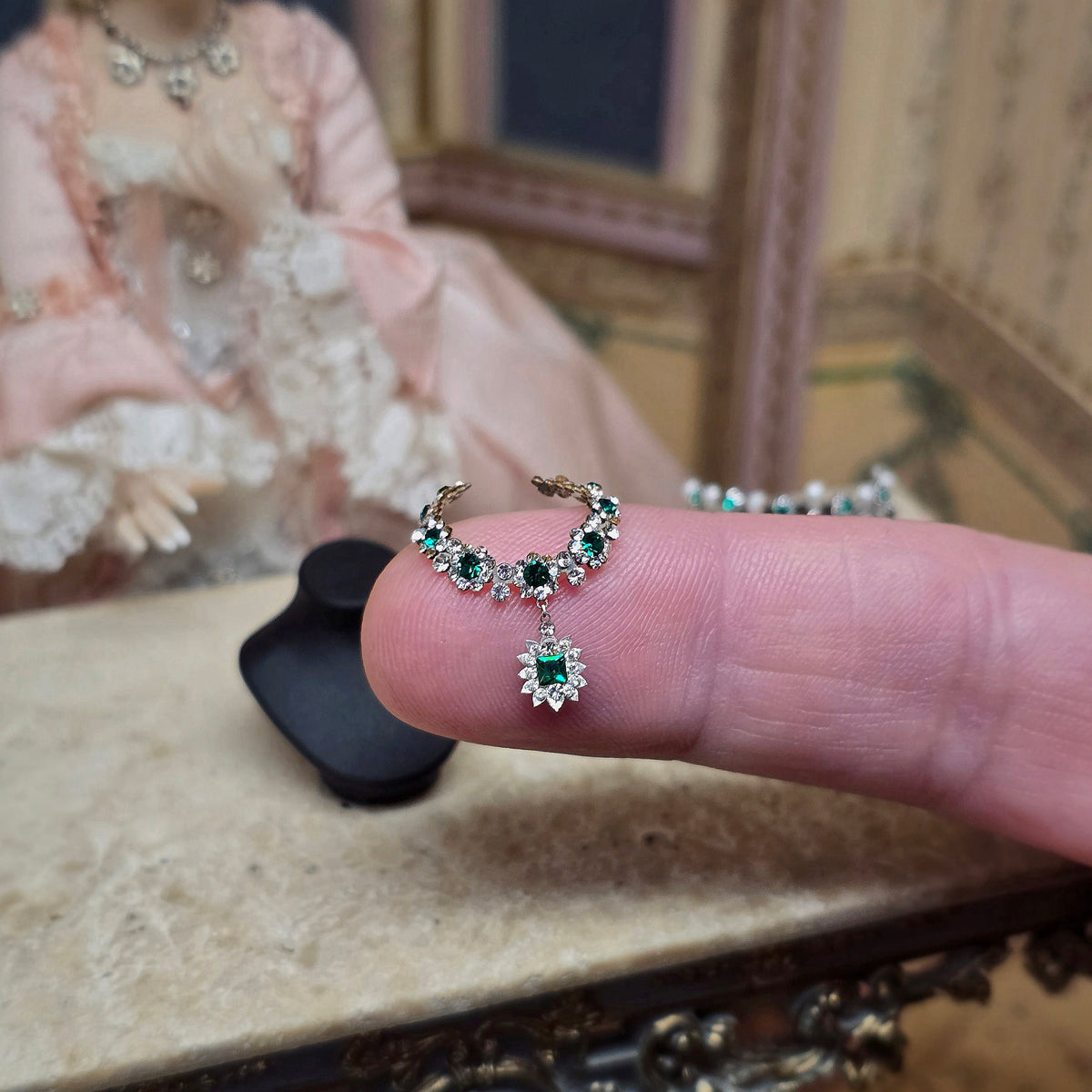Sun Lemmens Emerald & Crystal Royal Necklace on Display Bust Netherlands