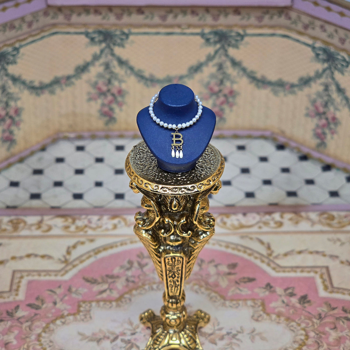 Sun Lemmens Wearable Tudor Anne Boleyn “B” Pearl Necklace Replica on Display Bust