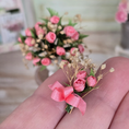Load image into Gallery viewer, Arlene Bellinger Romantic Pink Rose Bouquet in Bisque Vase & Matching Men's Boutonniere

