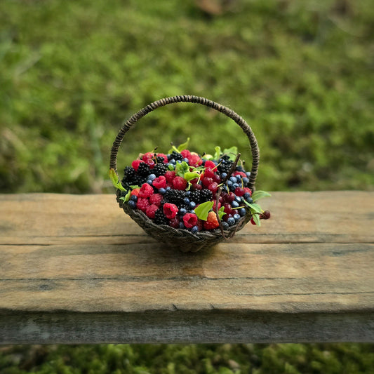 Gosia Suchodolska IGMA Artisan Miniature Summer Wild Berry Basket Exclusive