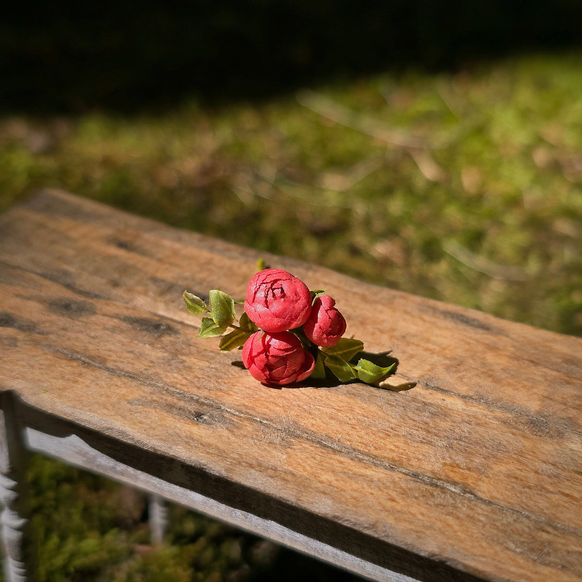 Gosia Suchodolska IGMA Artisan Miniature Red Triple Stem Rose Arrangement Magpie Exclusive