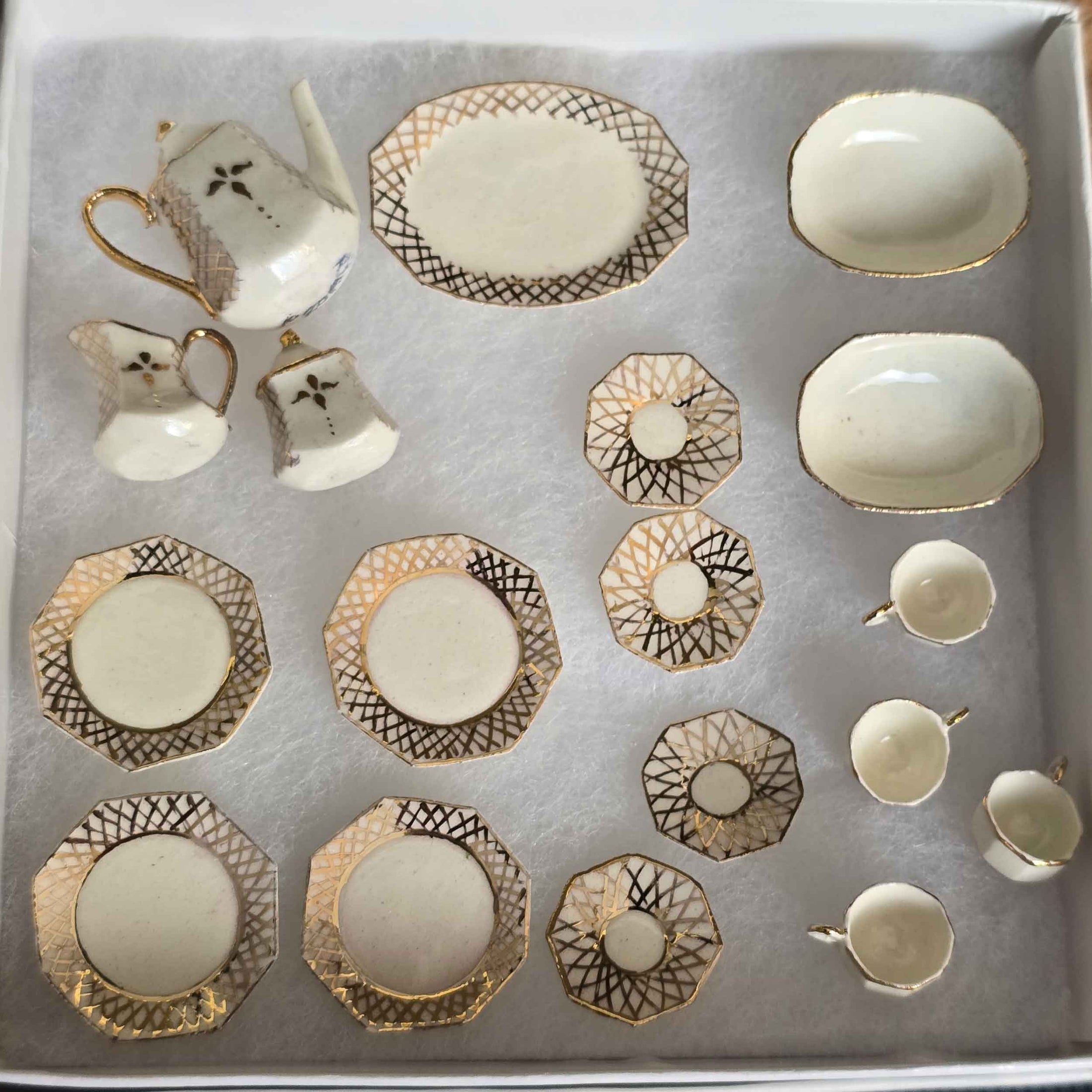 Cream & Gold Karen Zorich 19-Piece Porcelain Lattice Tea & Dinner Service